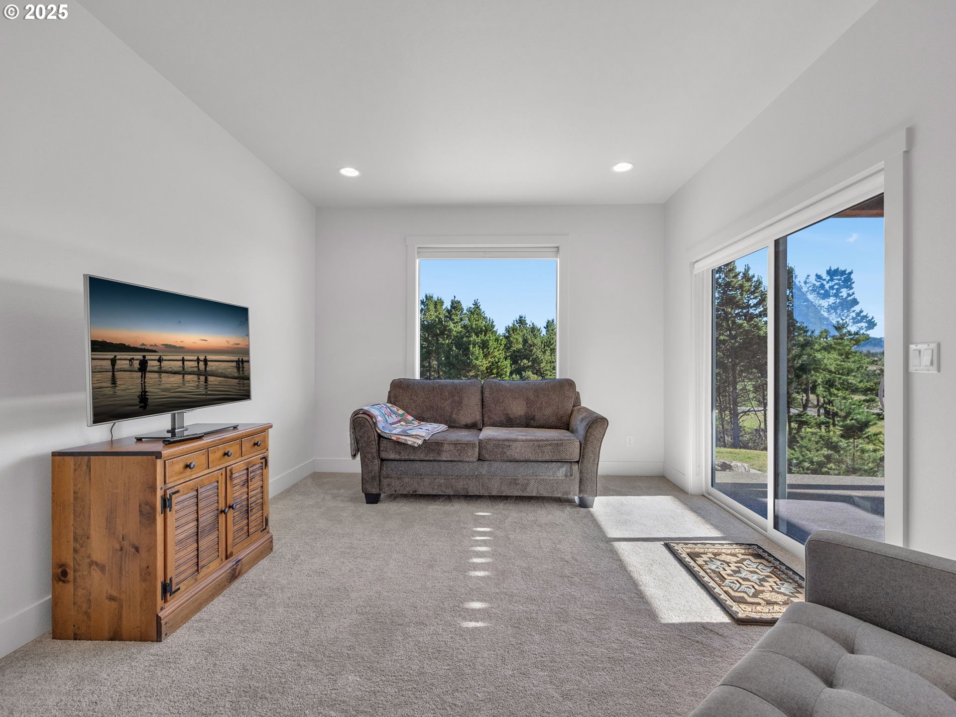 558 SEA VIEW DR