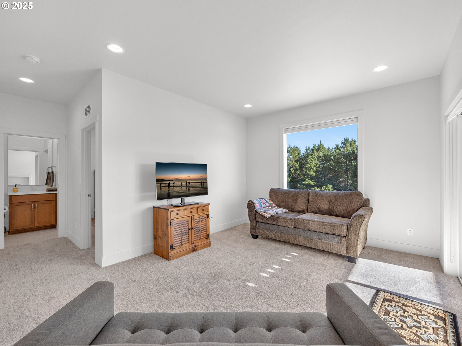 558 SEA VIEW DR
