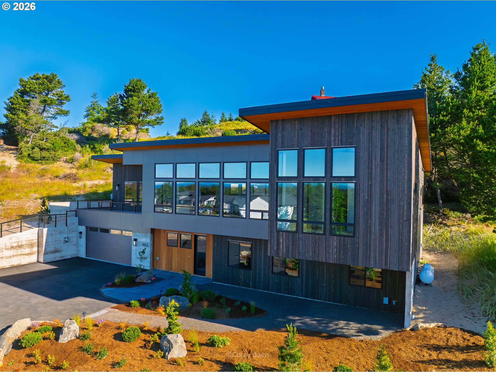 463 MEADOWS DR