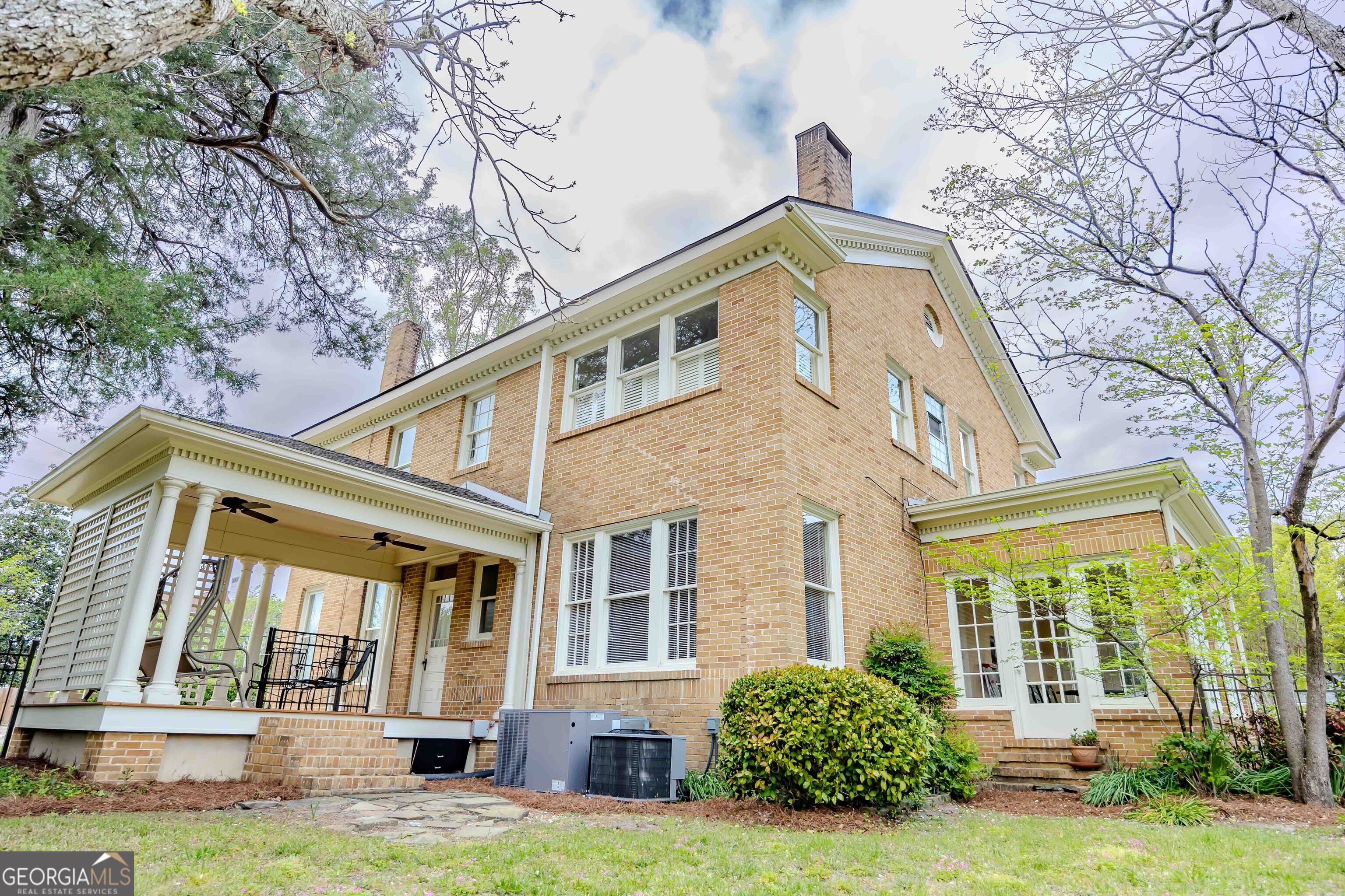 39 W Graham Street