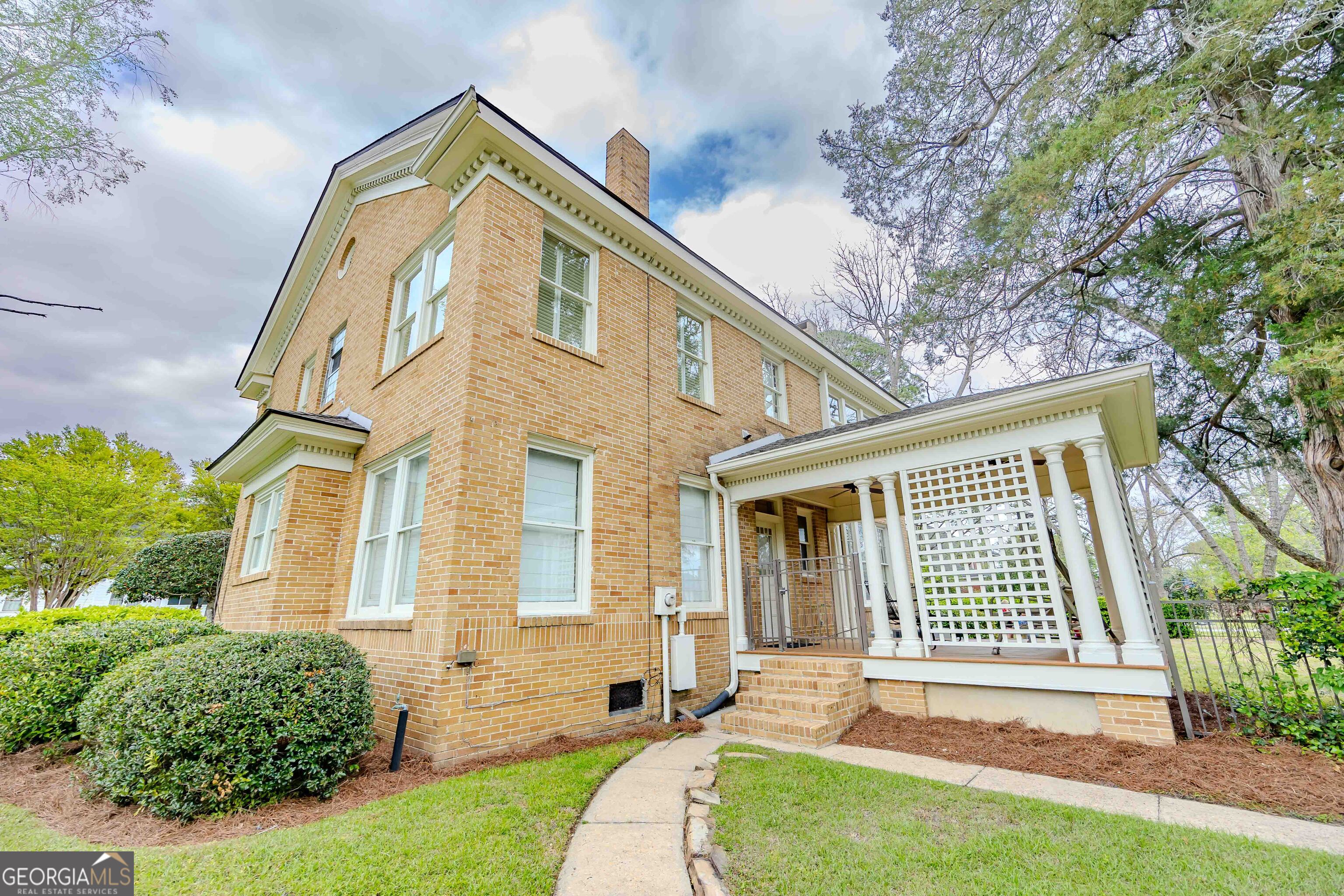 39 W Graham Street