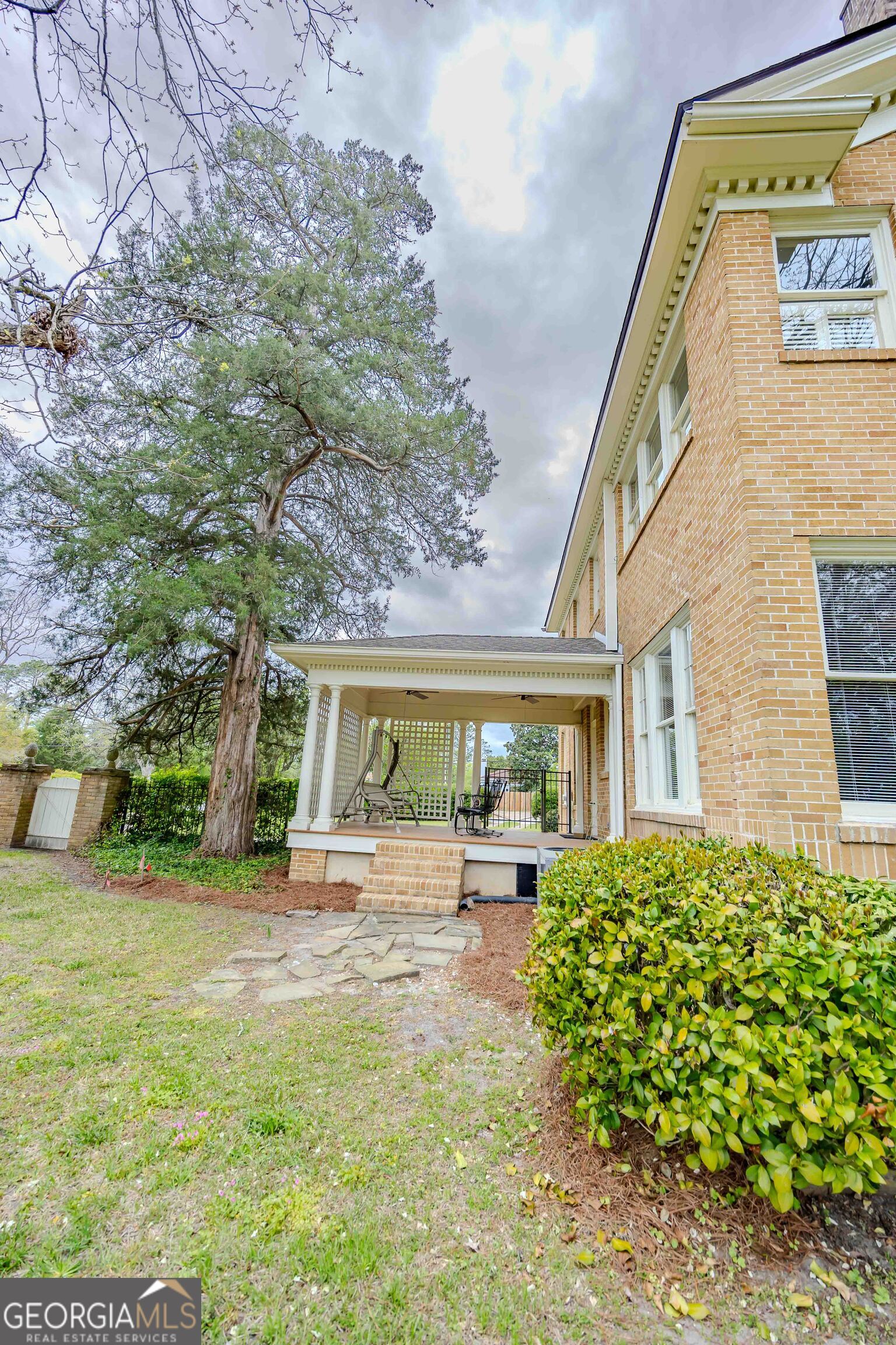 39 W Graham Street