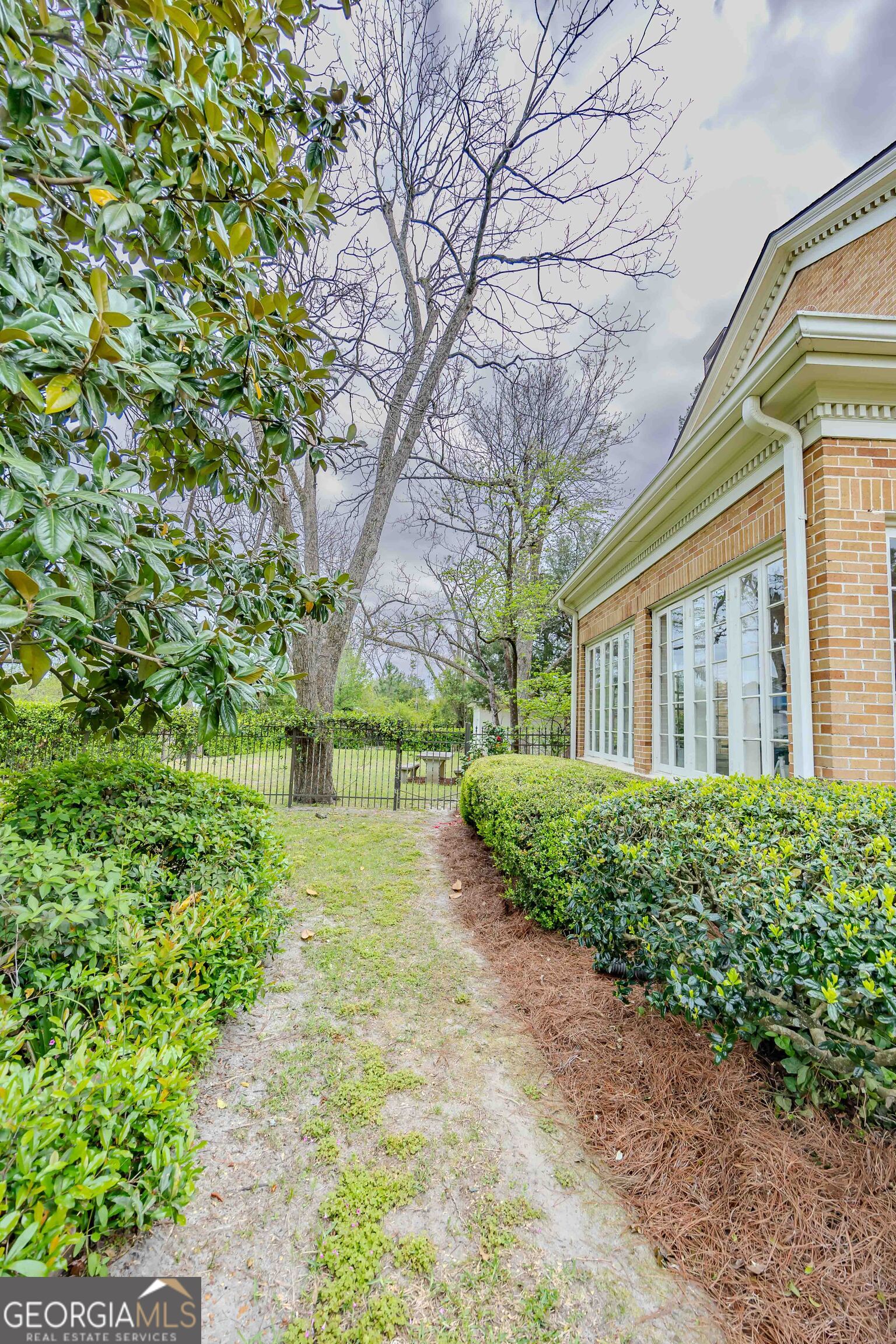 39 W Graham Street