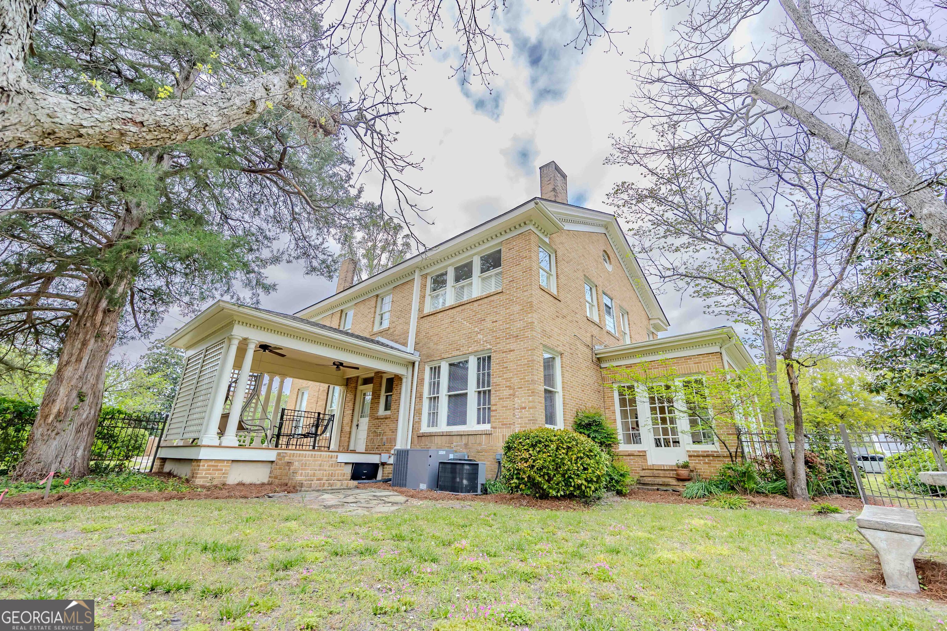 39 W Graham Street
