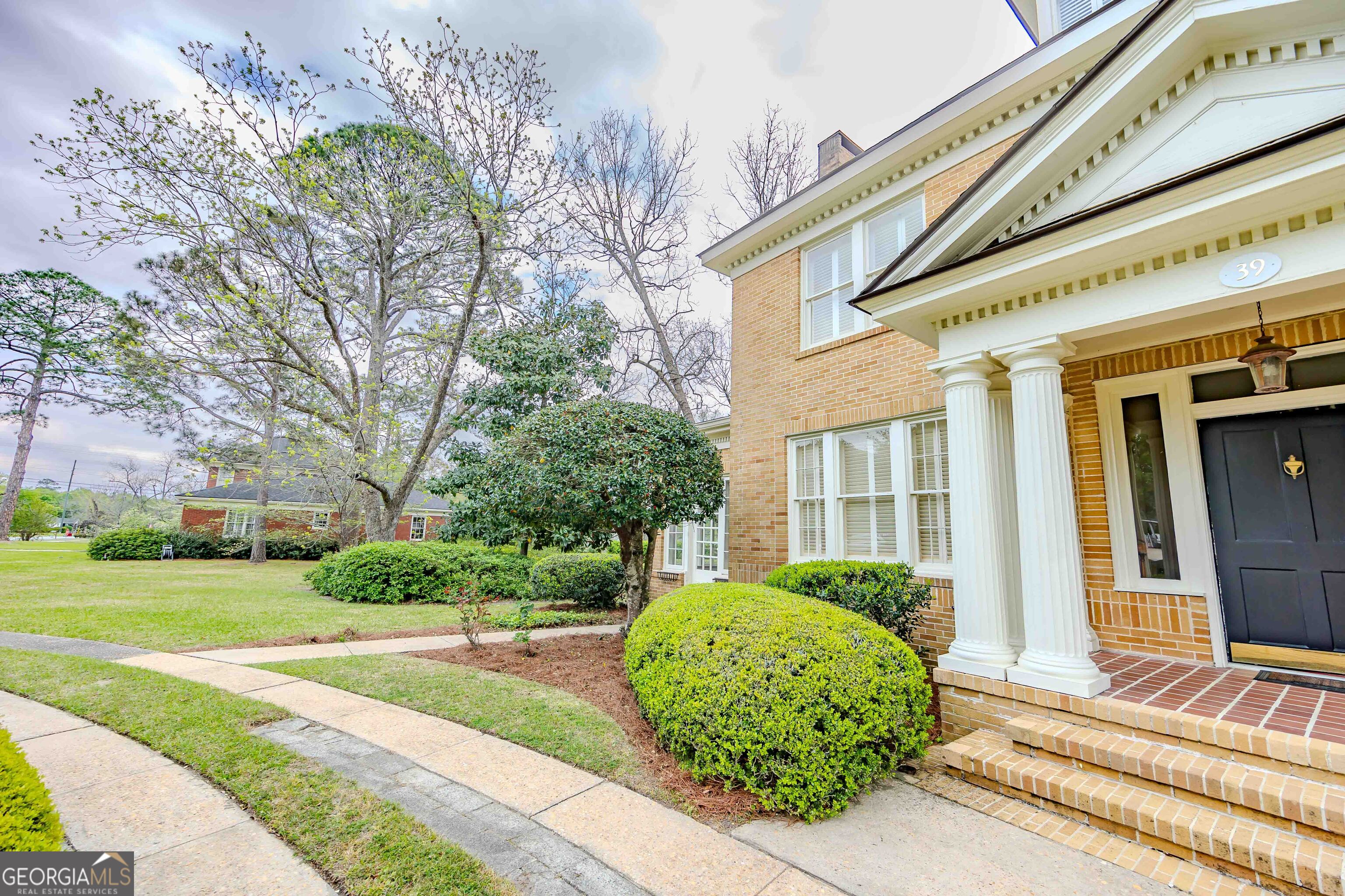 39 W Graham Street
