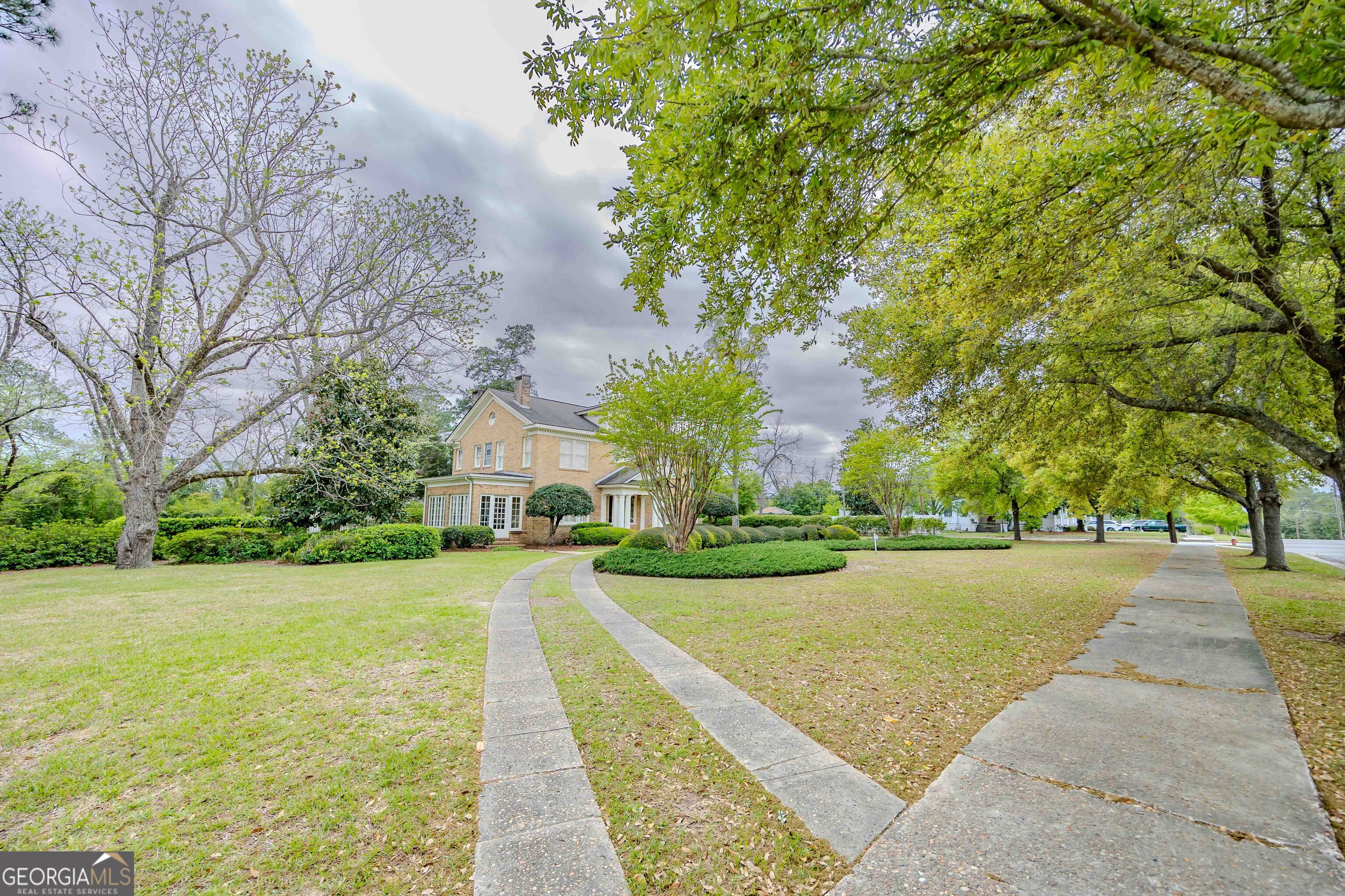 39 W Graham Street