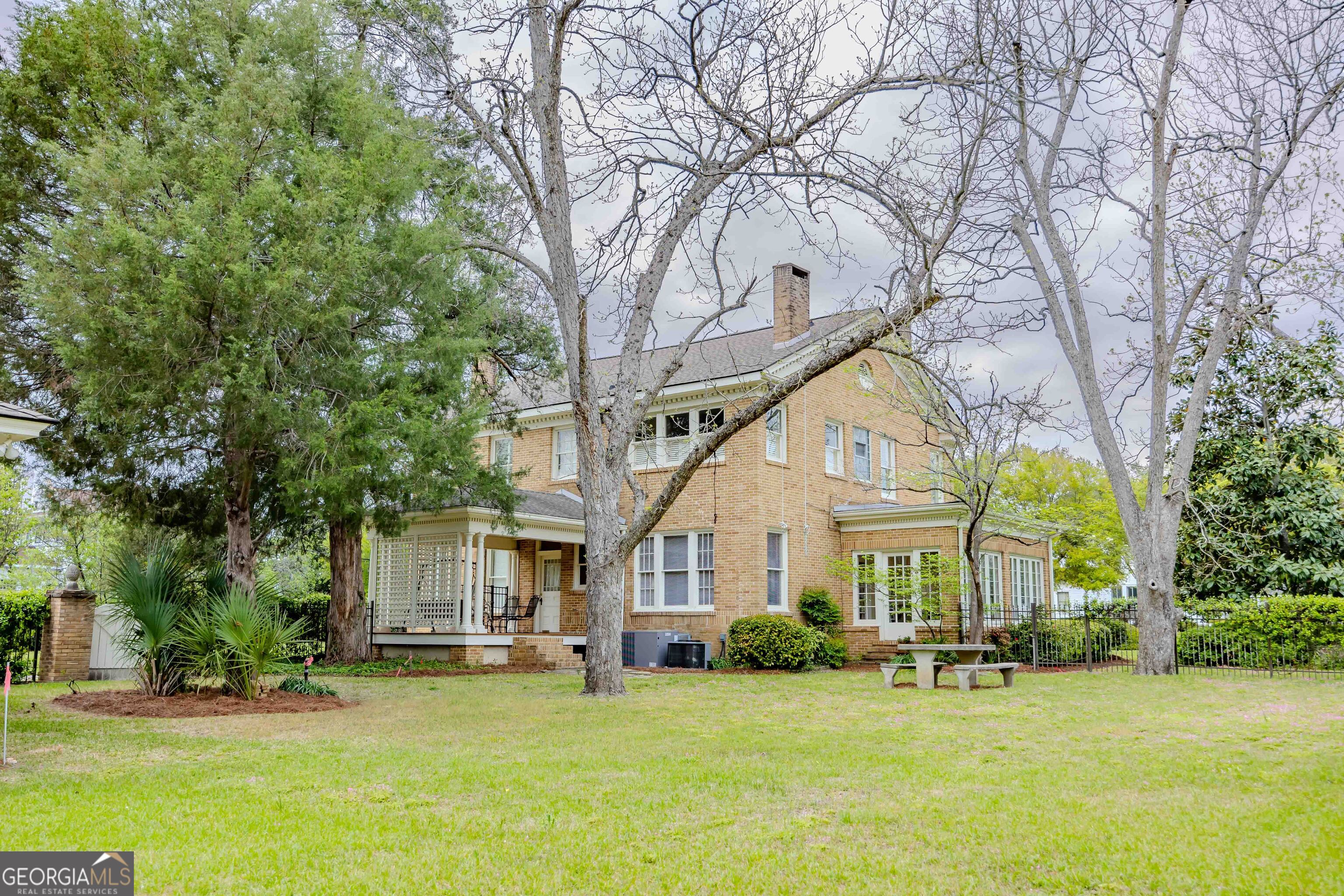 39 W Graham Street