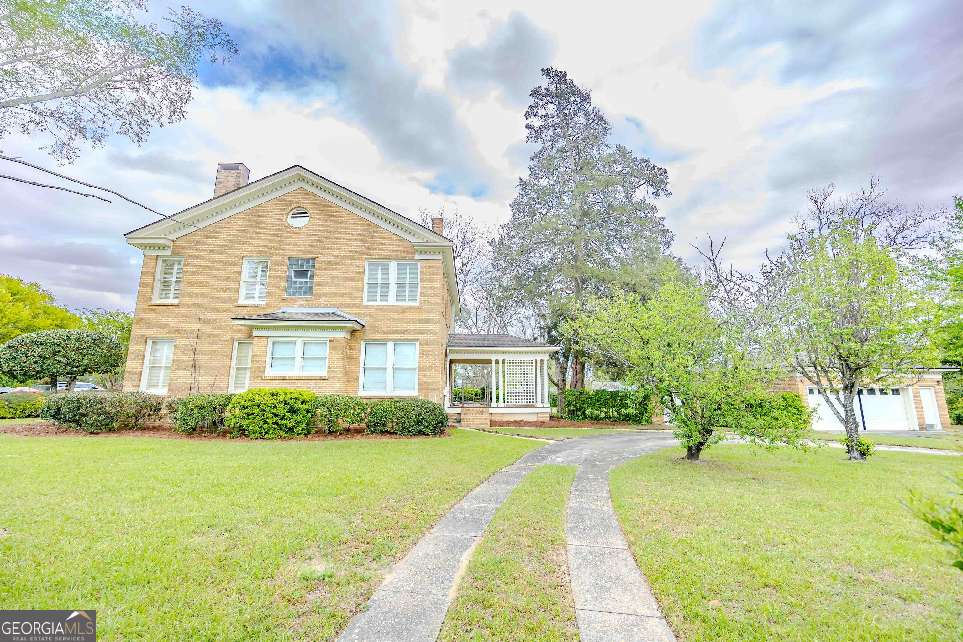 39 W Graham Street