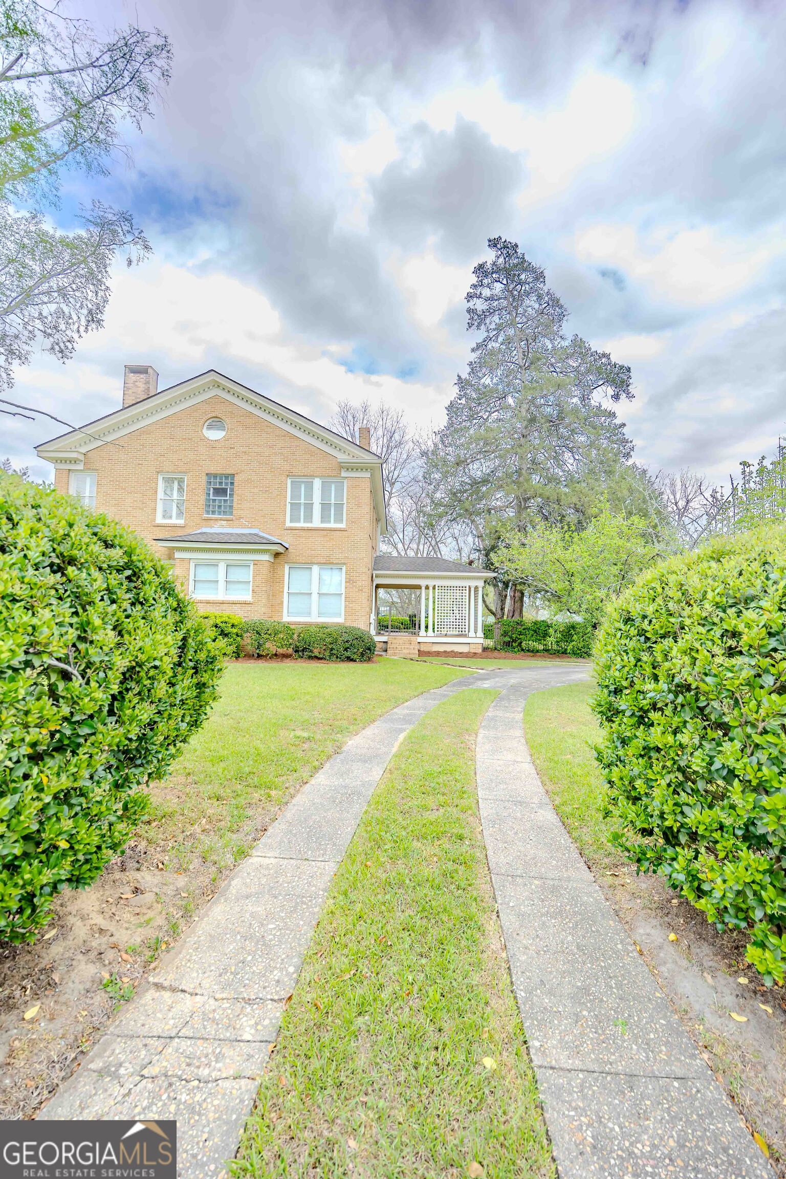 39 W Graham Street