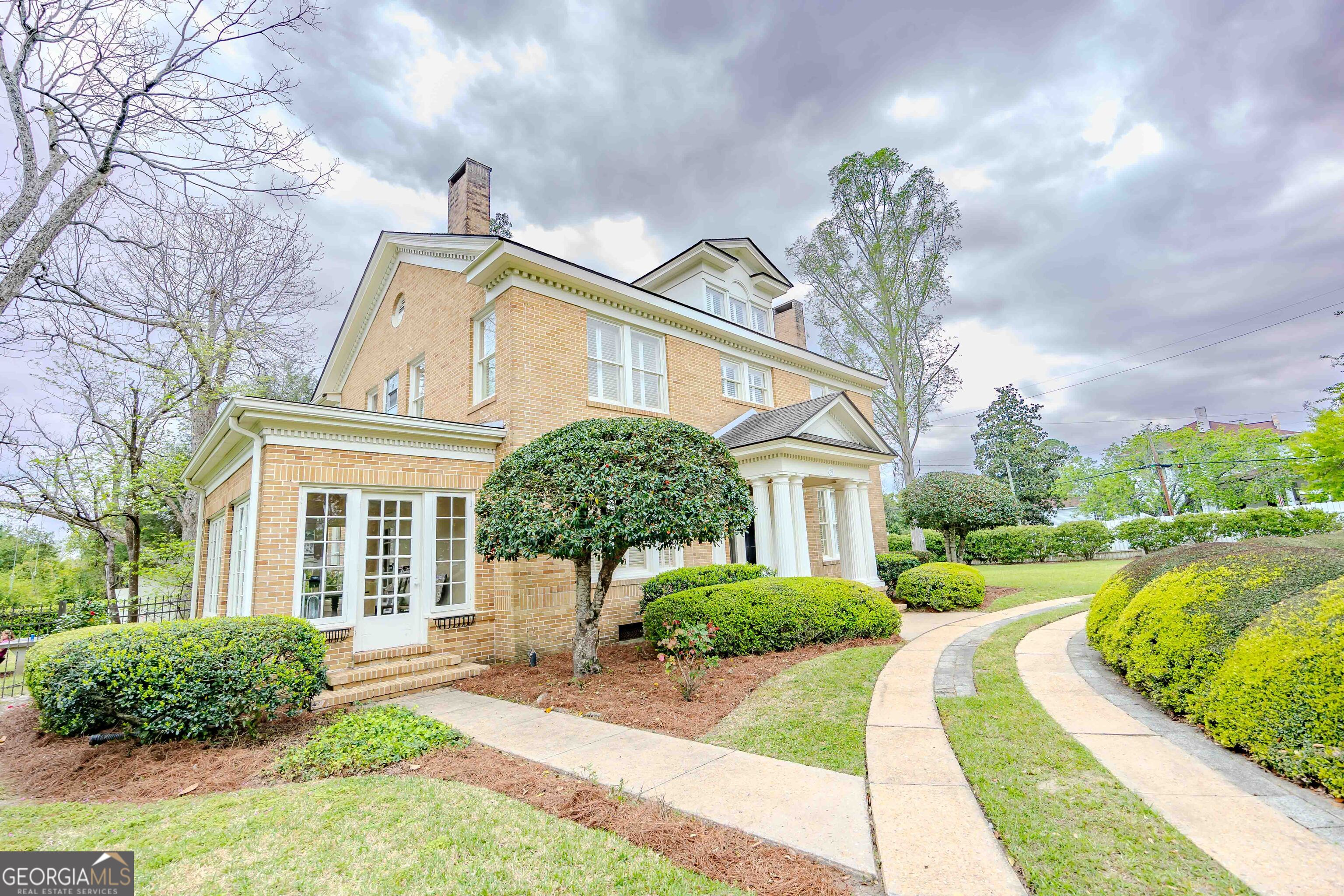 39 W Graham Street