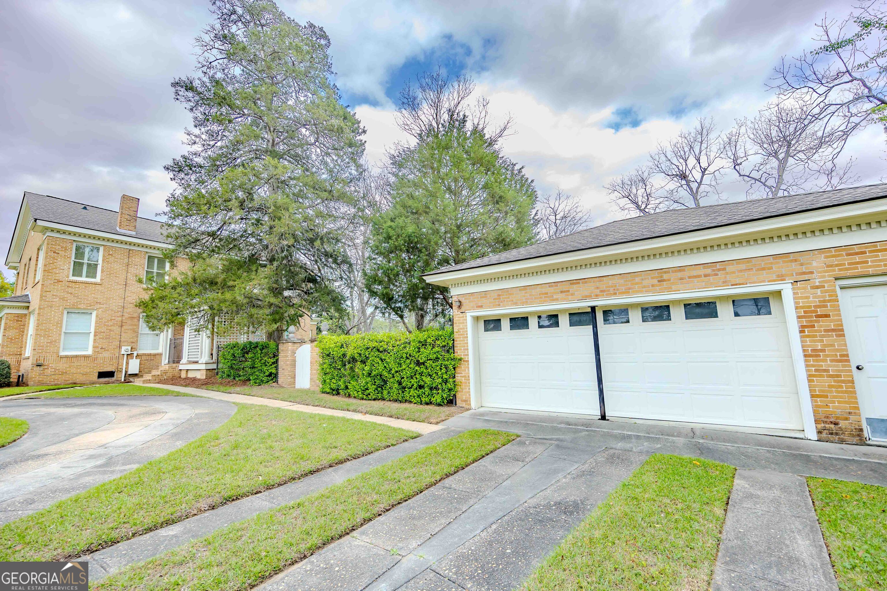 39 W Graham Street