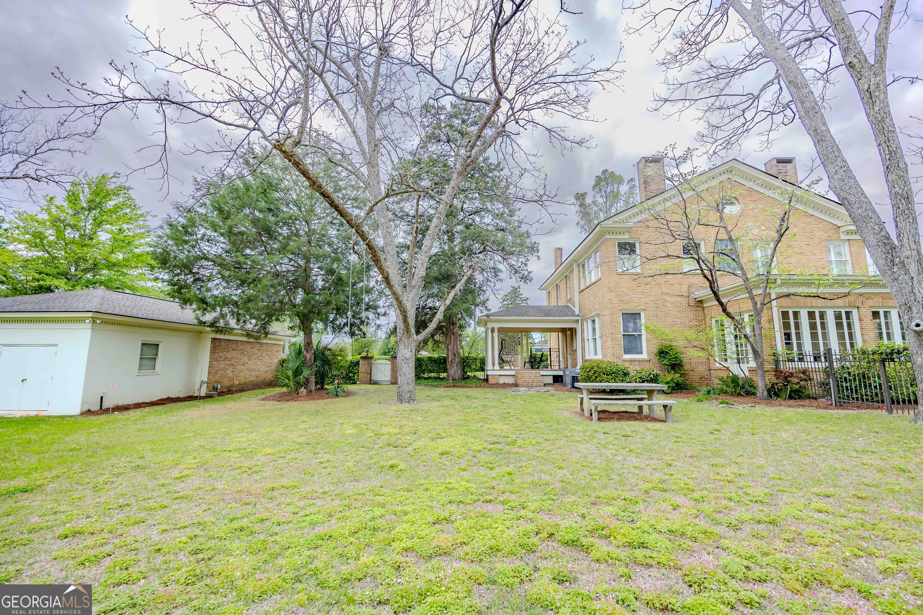 39 W Graham Street