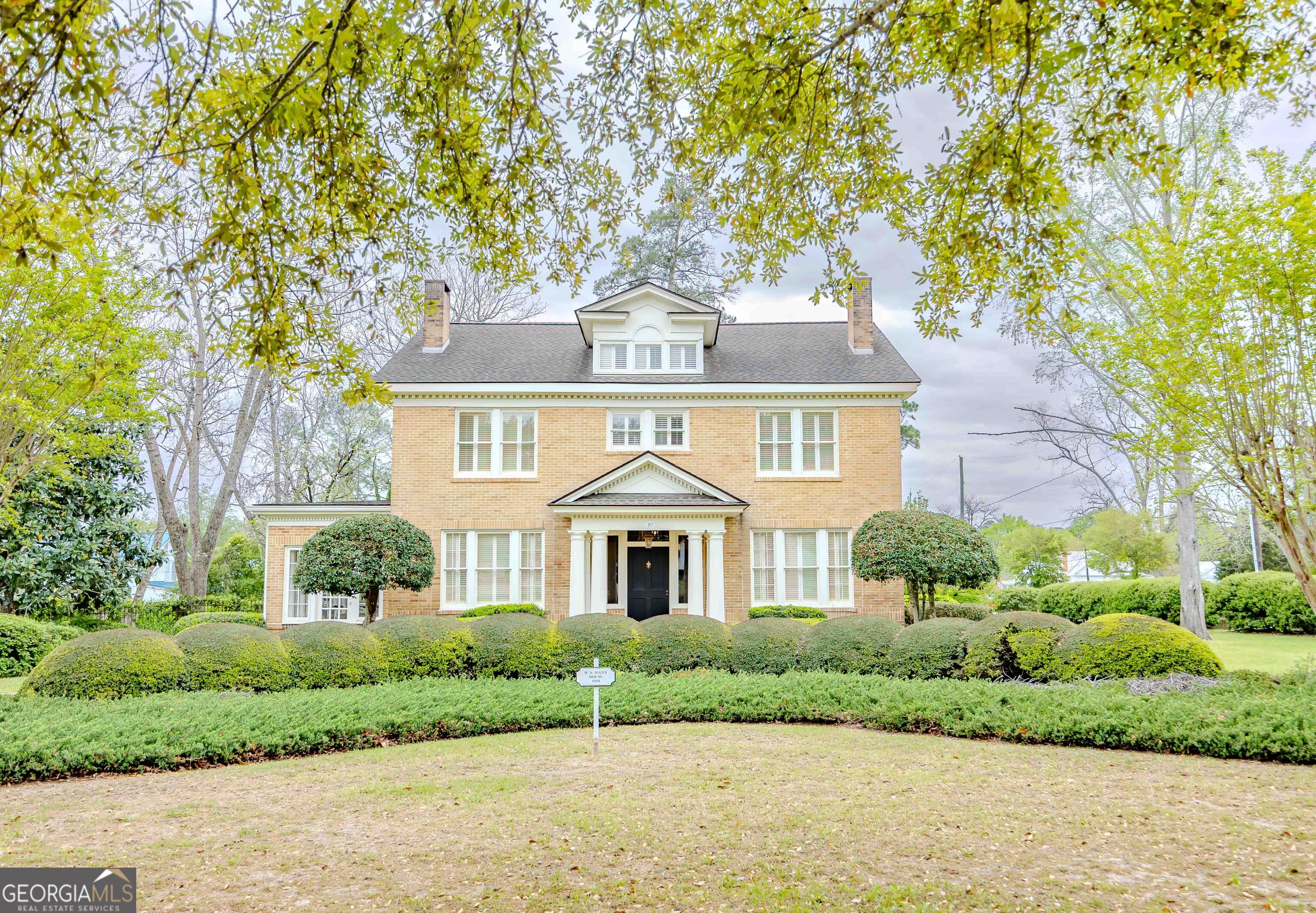 39 W Graham Street
