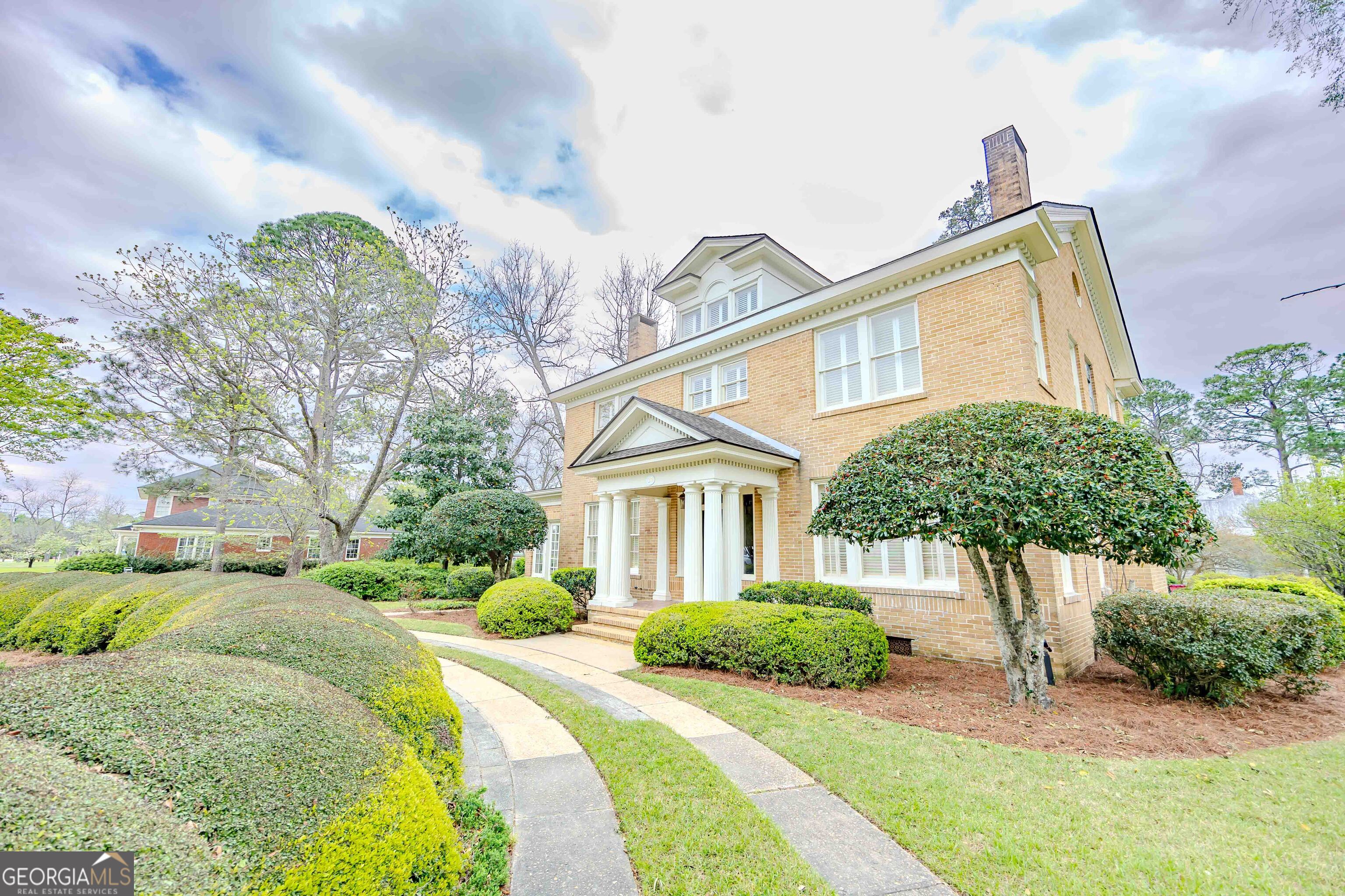 39 W Graham Street