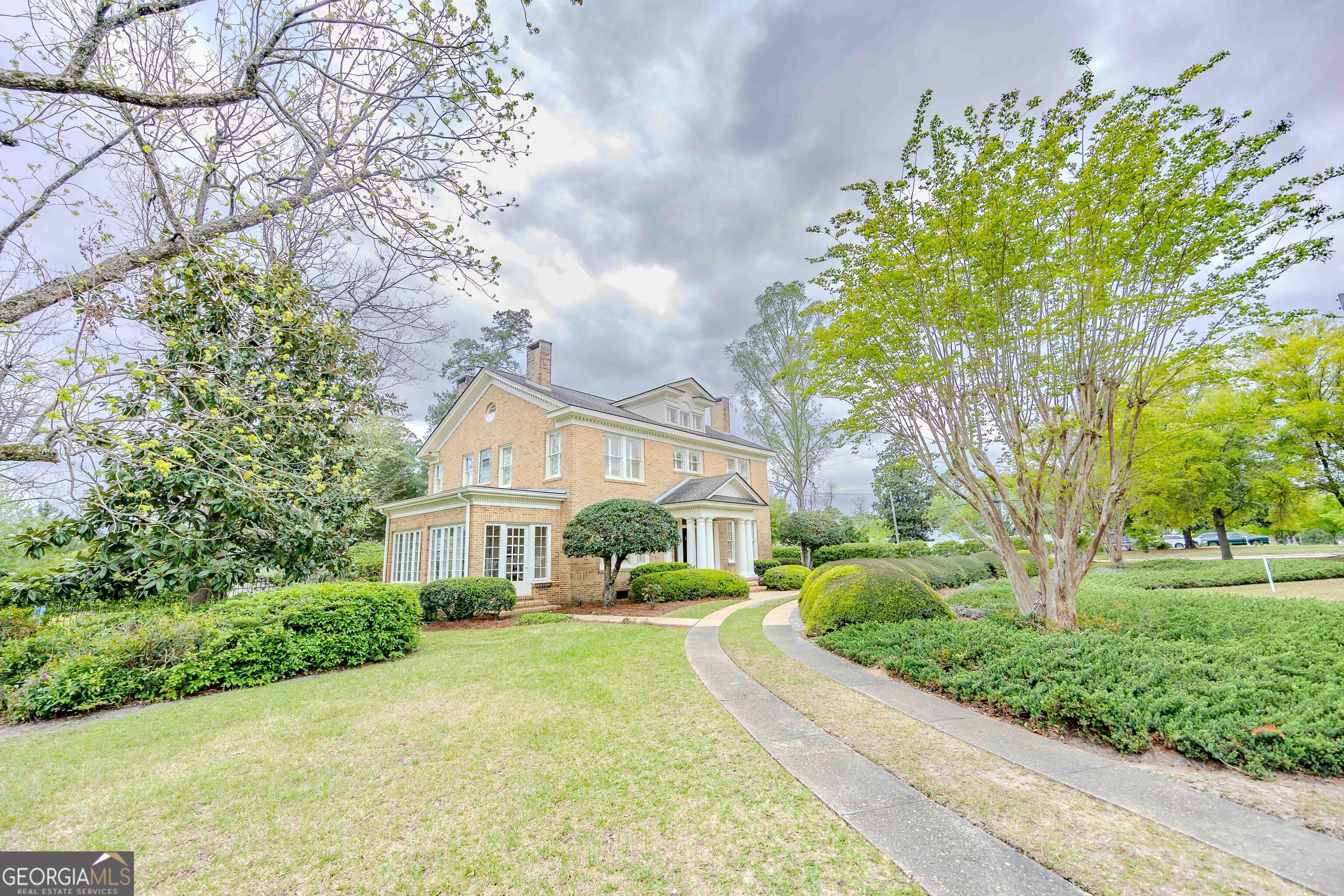 39 W Graham Street