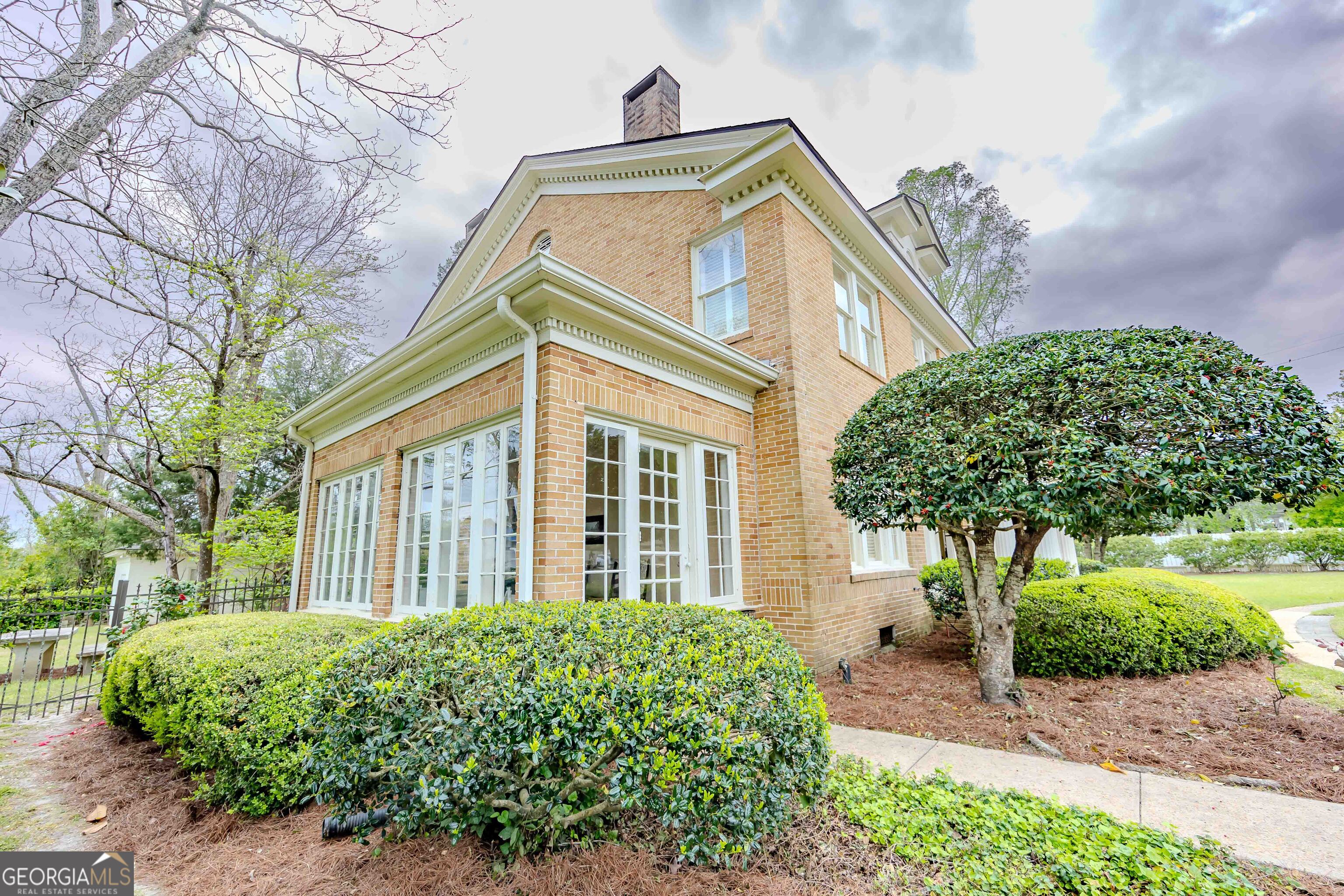 39 W Graham Street