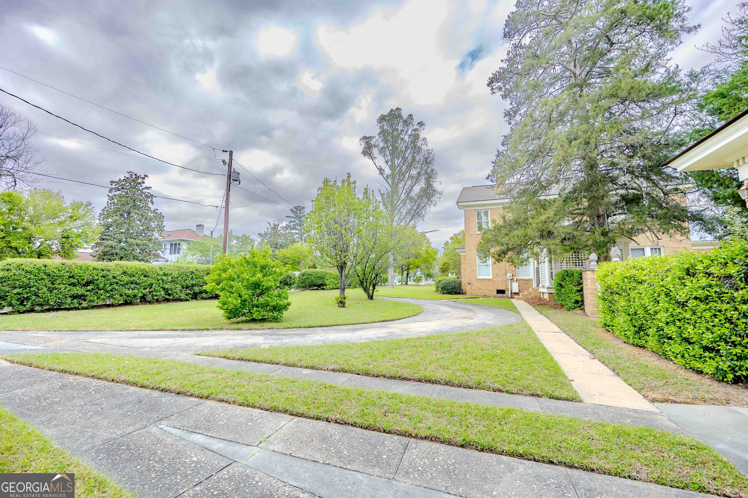 39 W Graham Street