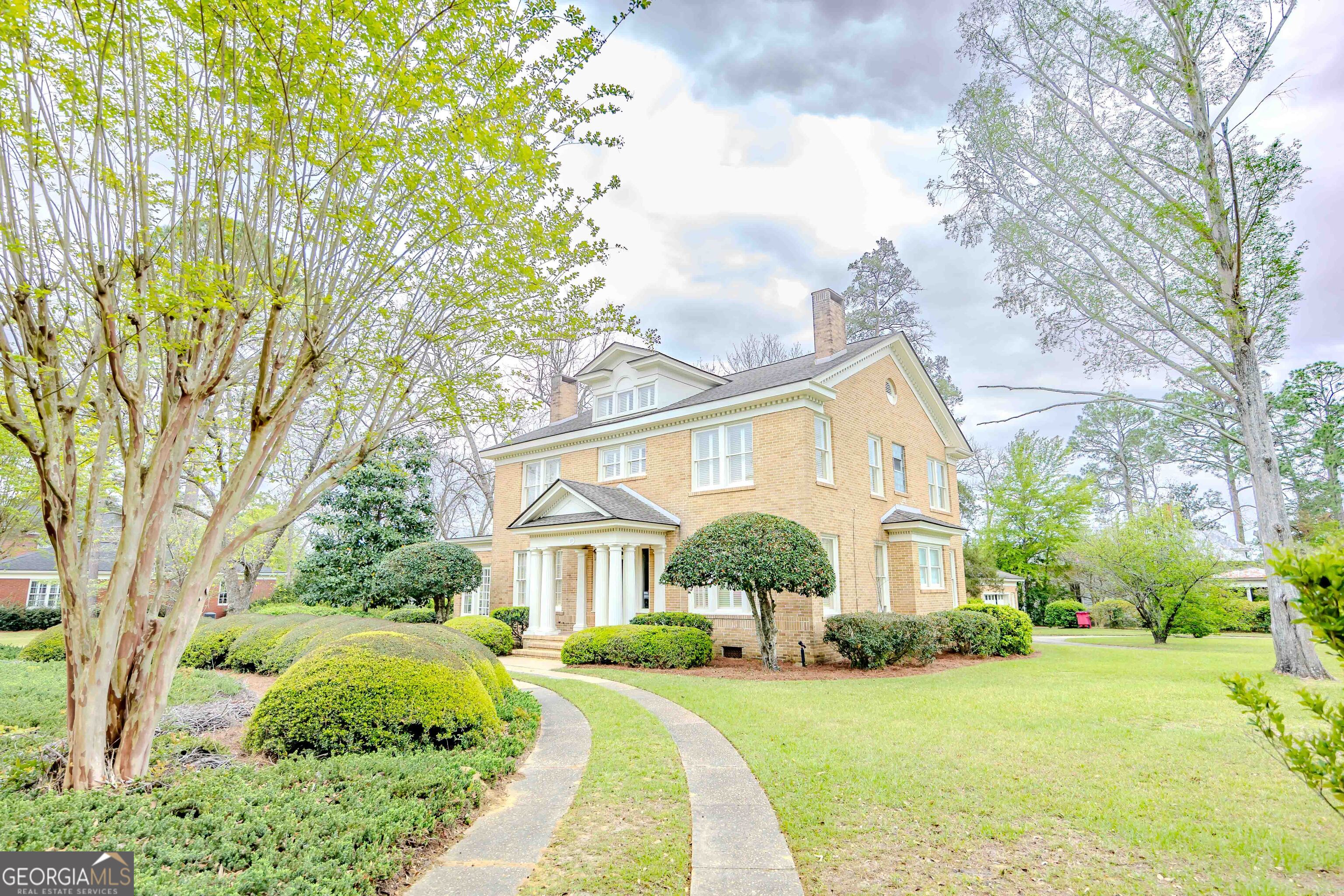 39 W Graham Street
