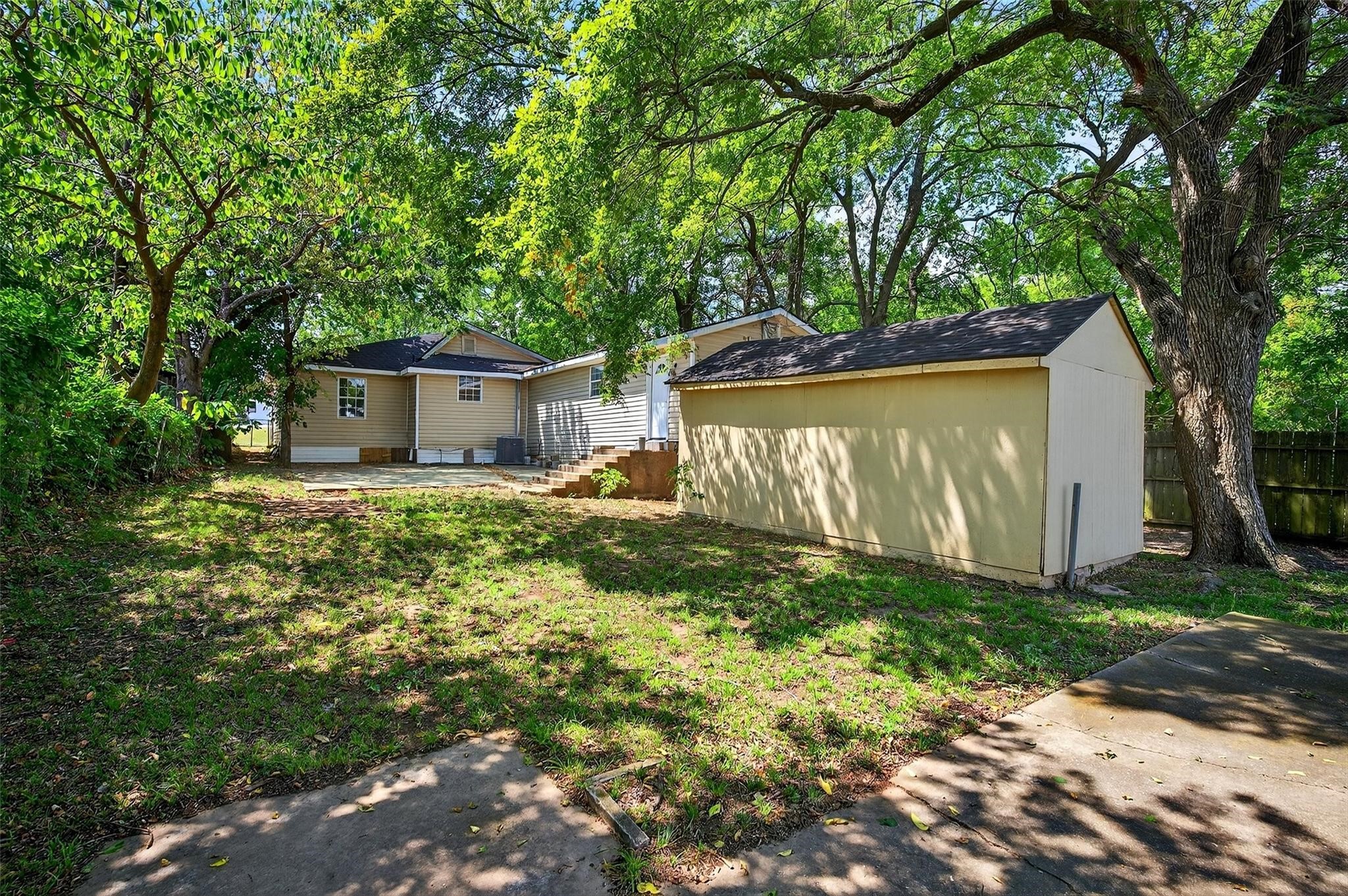 205 W Bond