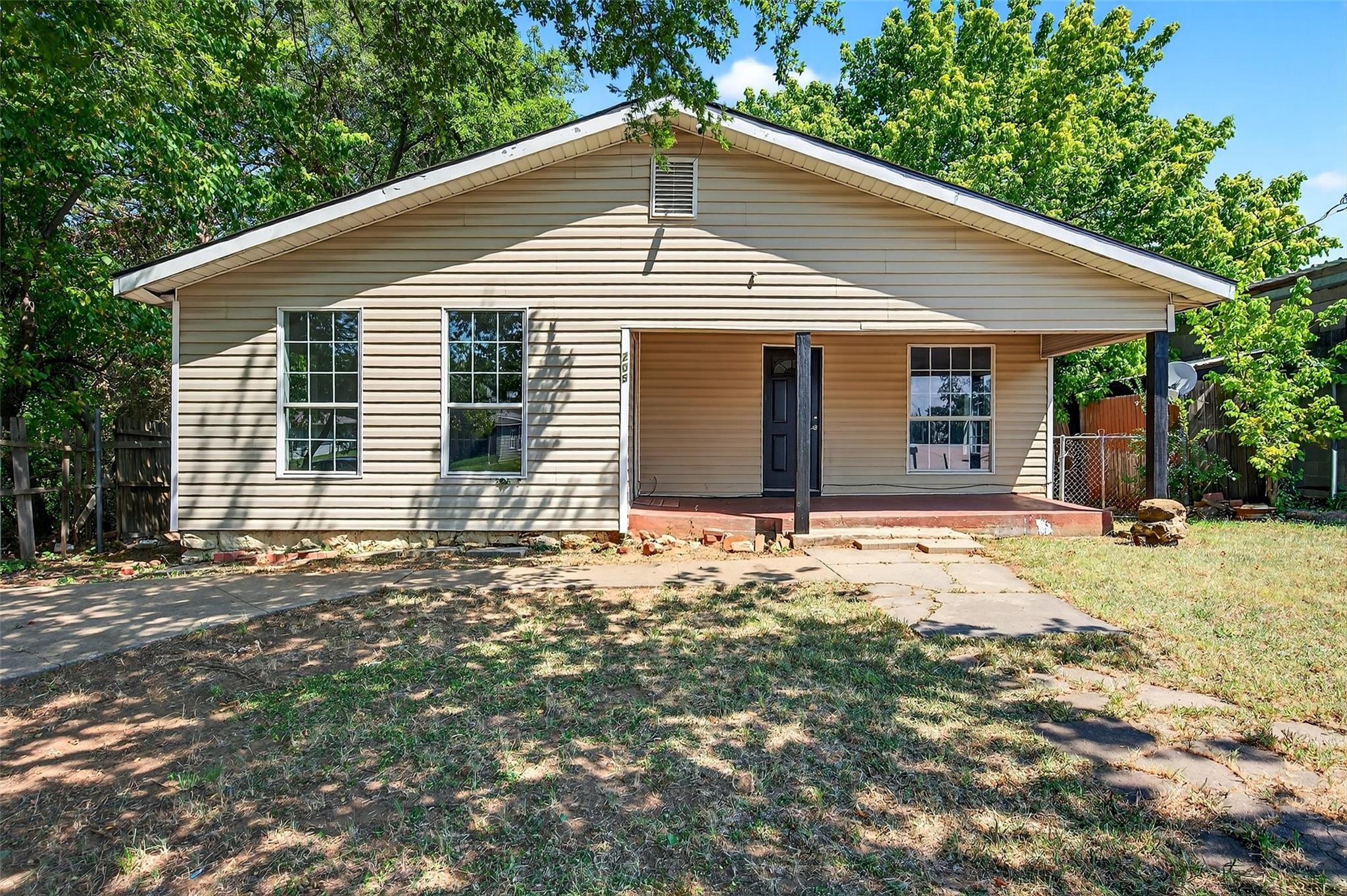 205 W Bond