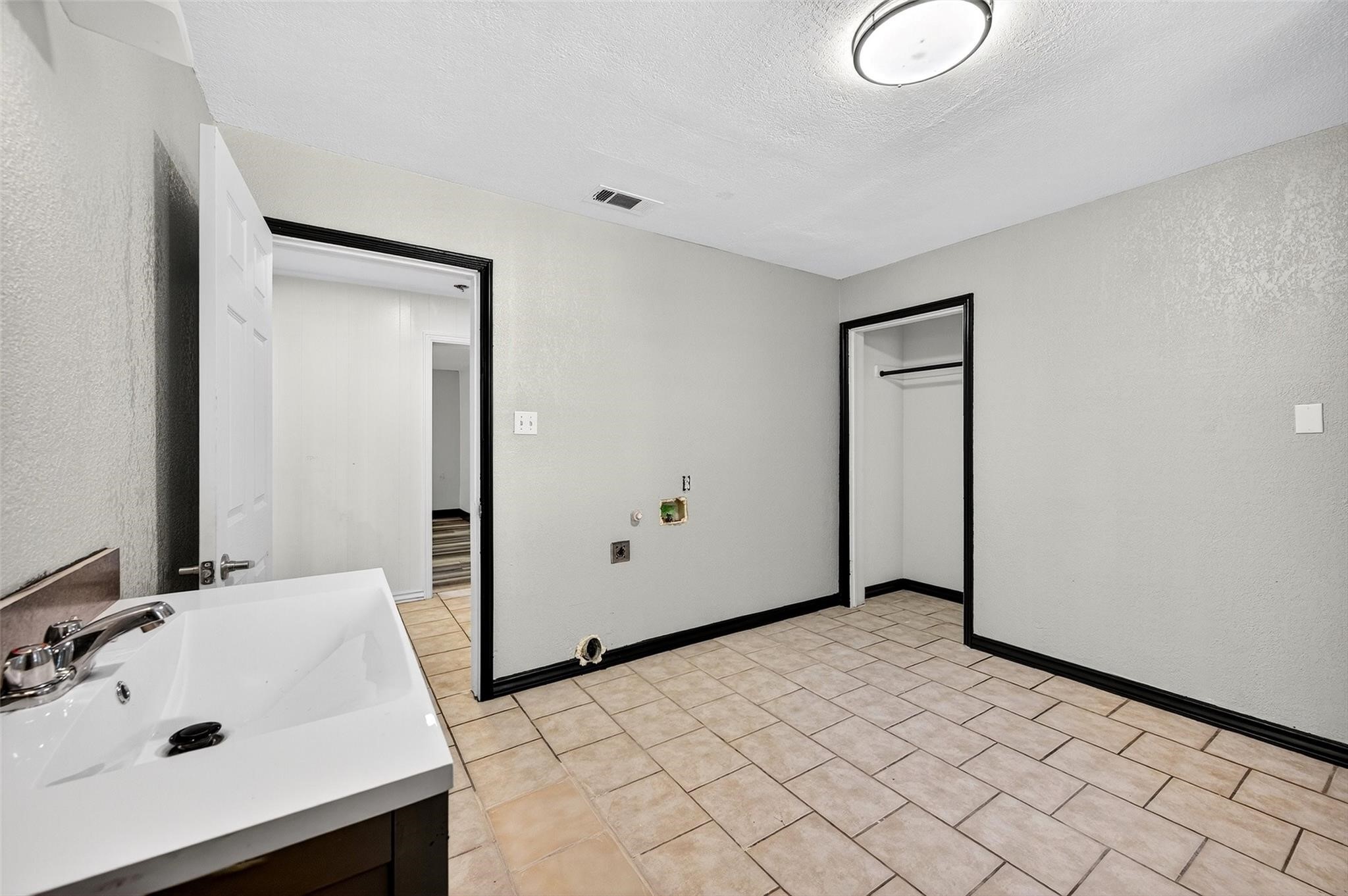 205 W Bond