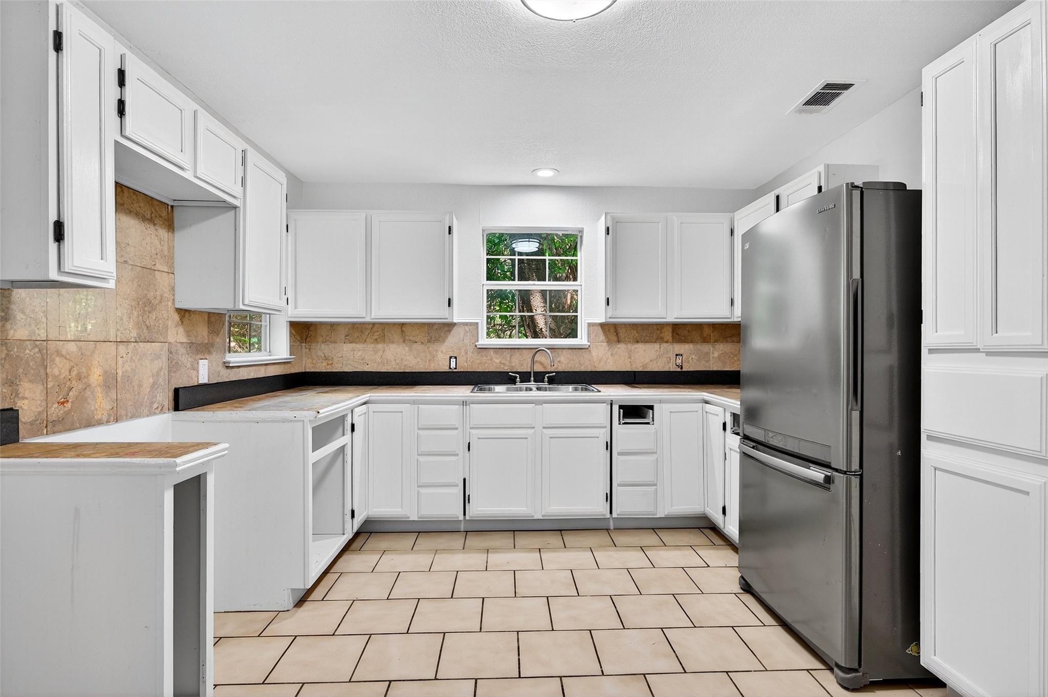 205 W Bond