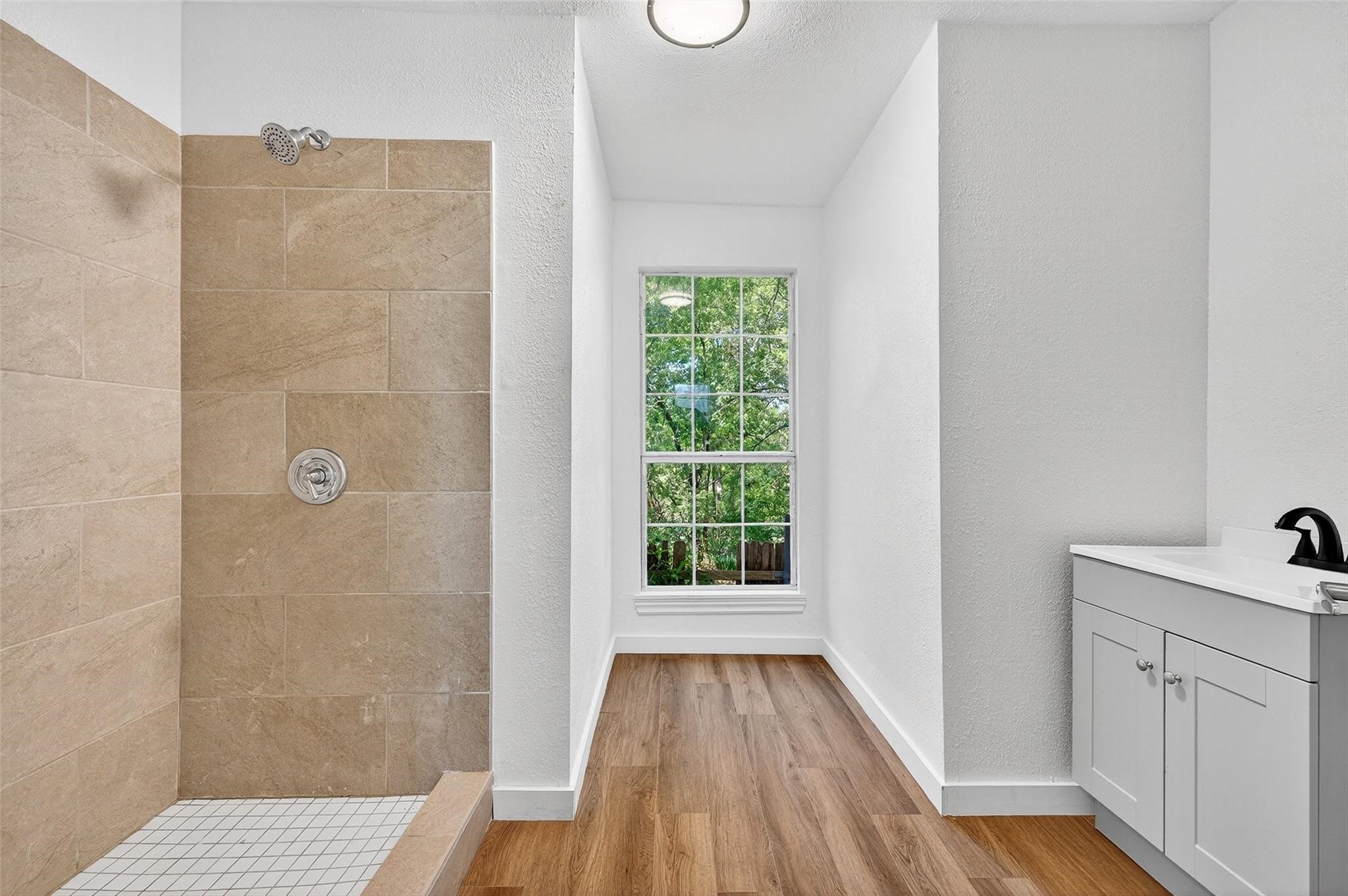 205 W Bond