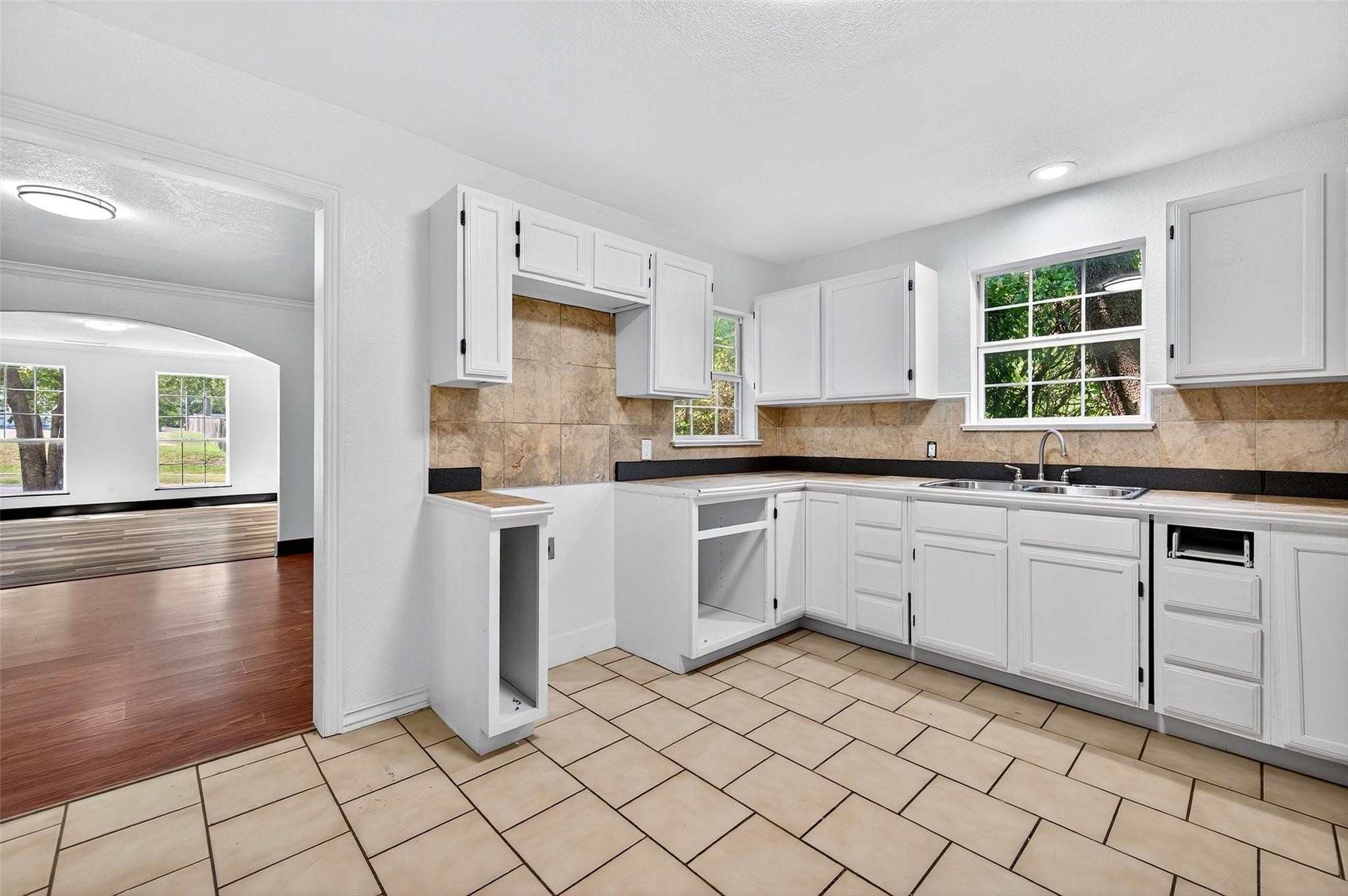 205 W Bond
