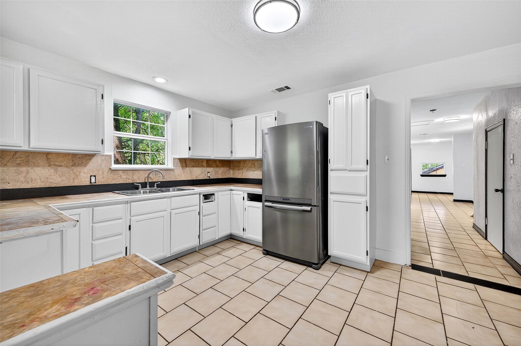 205 W Bond