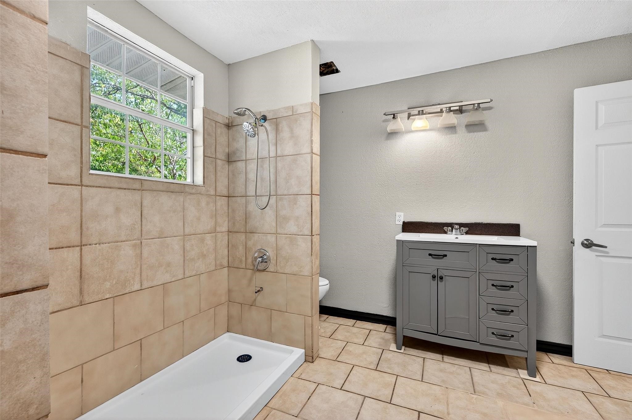 205 W Bond