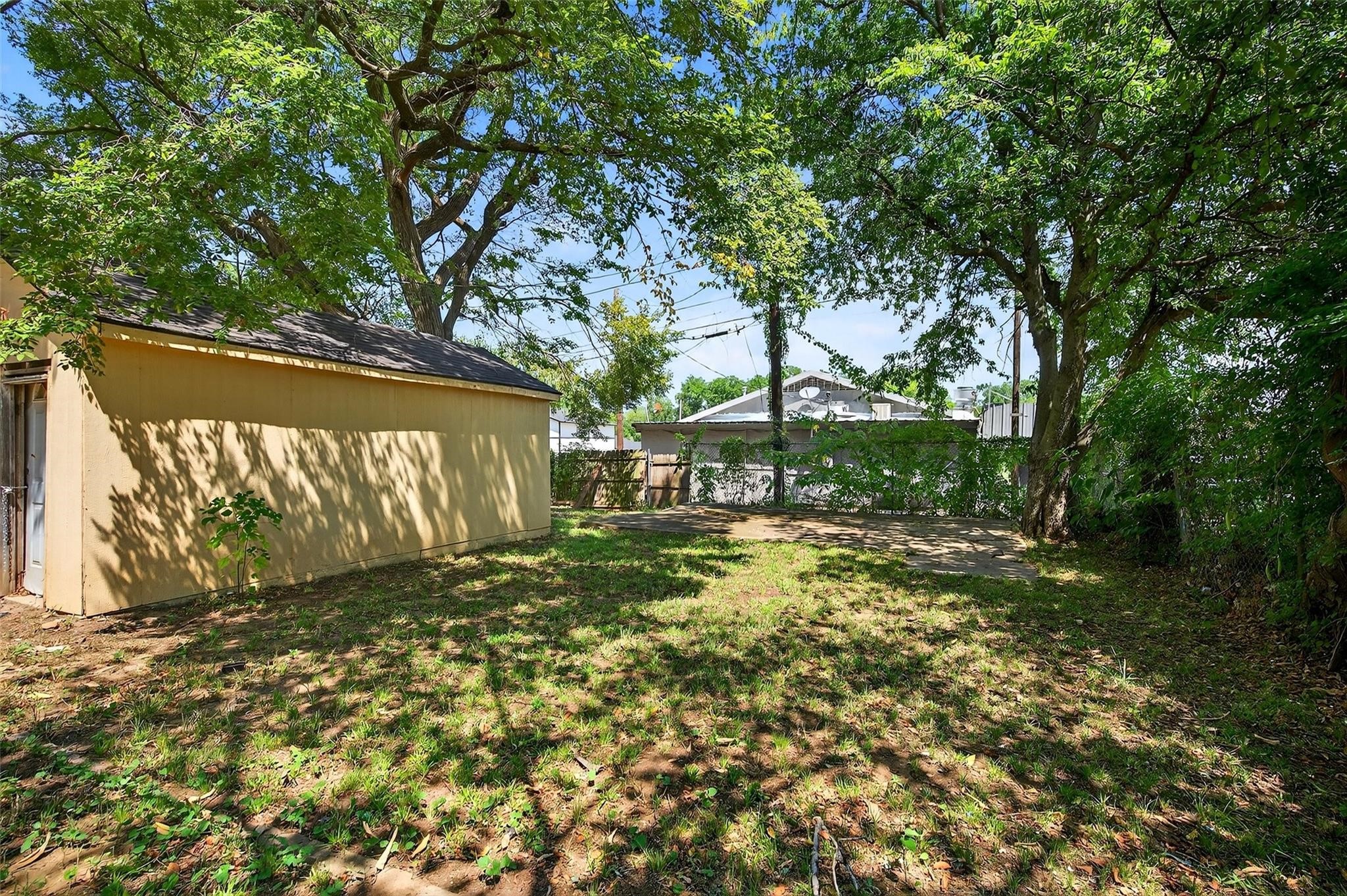 205 W Bond