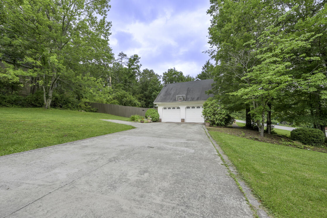 46 Hidden Brook Lane, 181