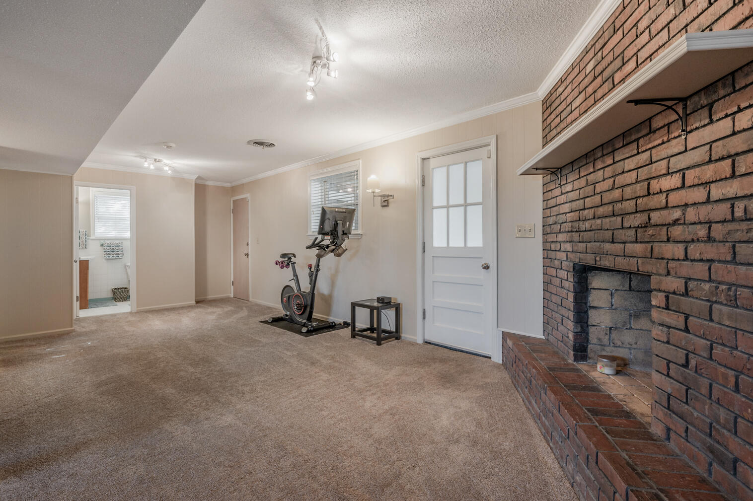 5807 Crestview Drive