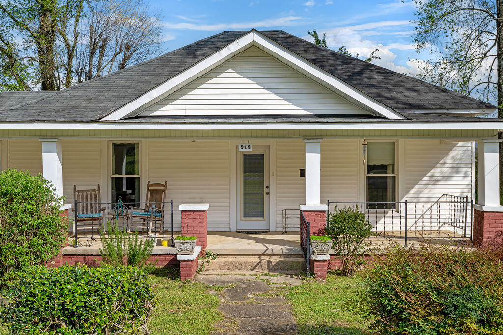 913 Elm Avenue