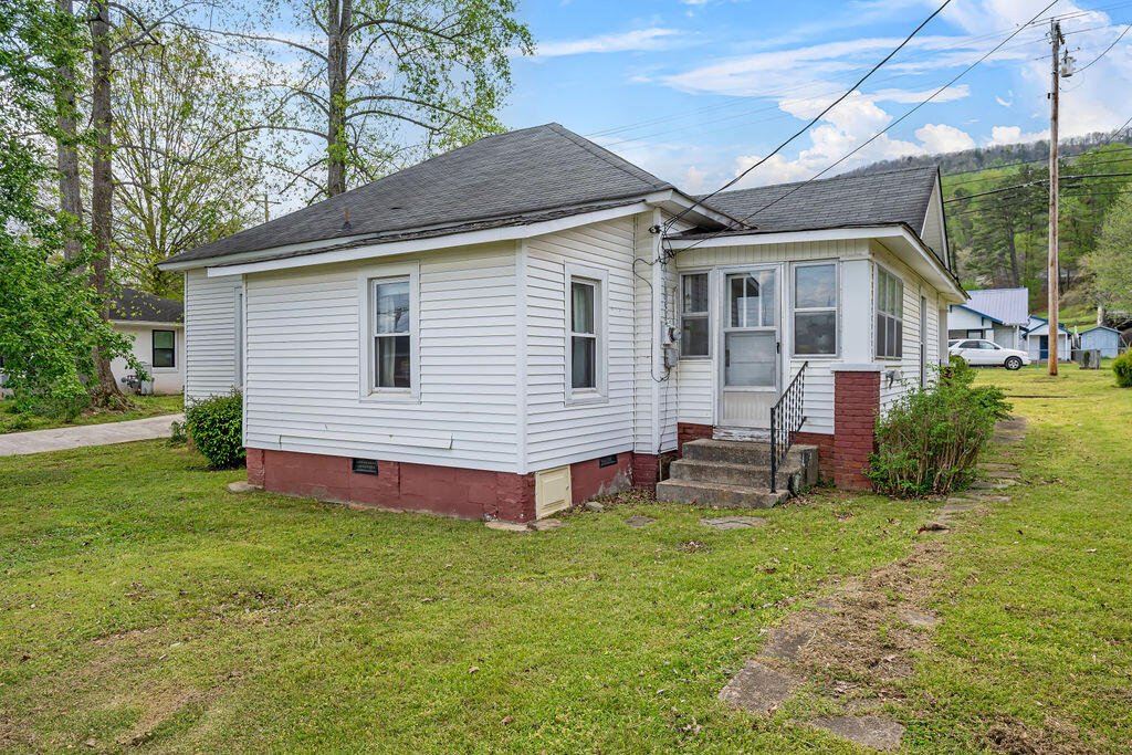913 Elm Avenue