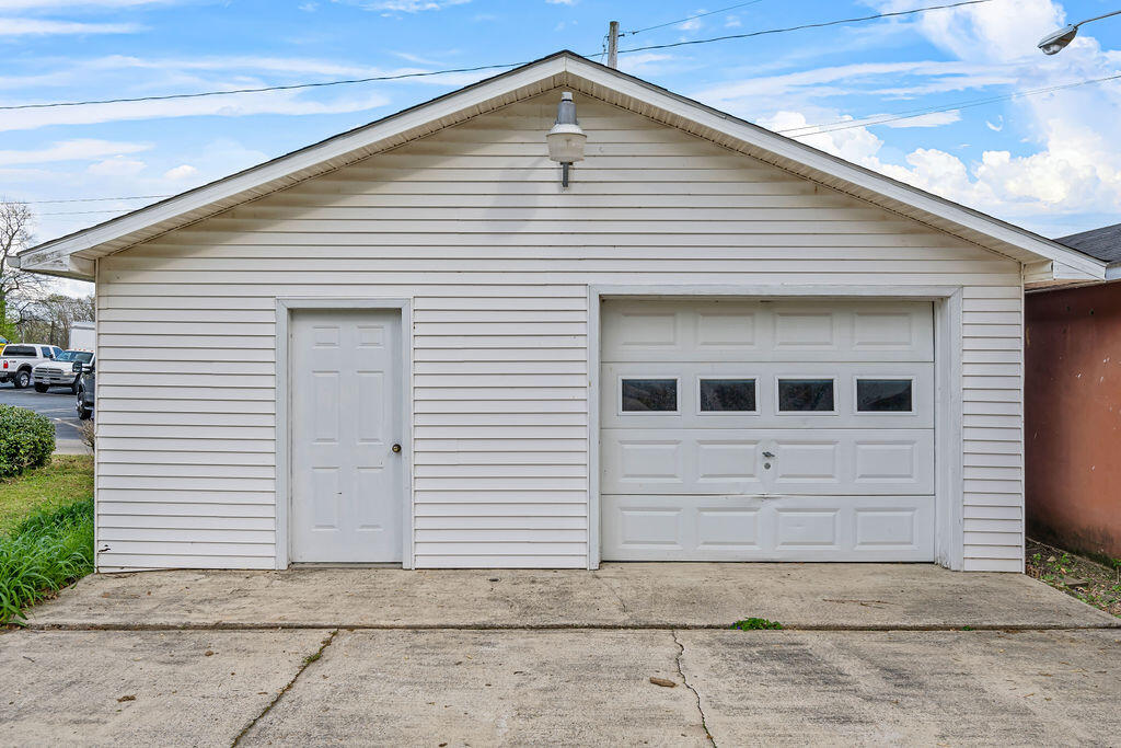 913 Elm Avenue