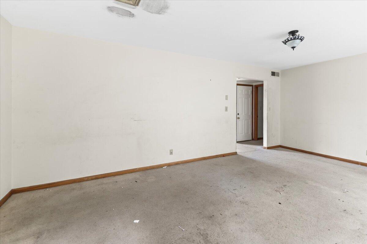 1002 Elaine Trail