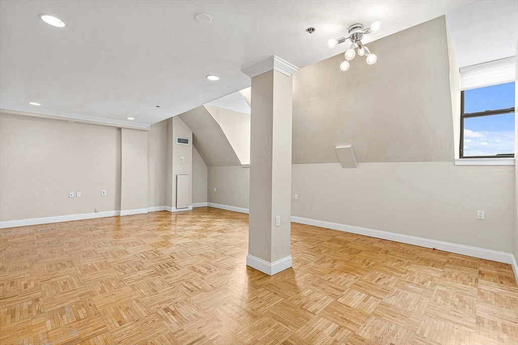 357 Commercial St # 818