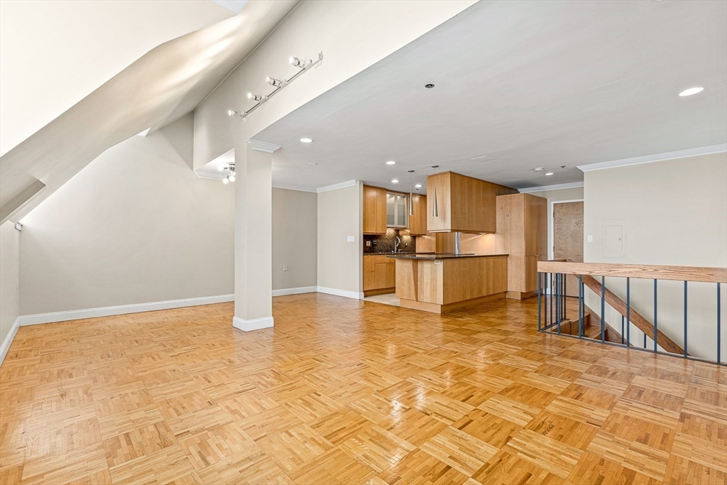 357 Commercial St # 818