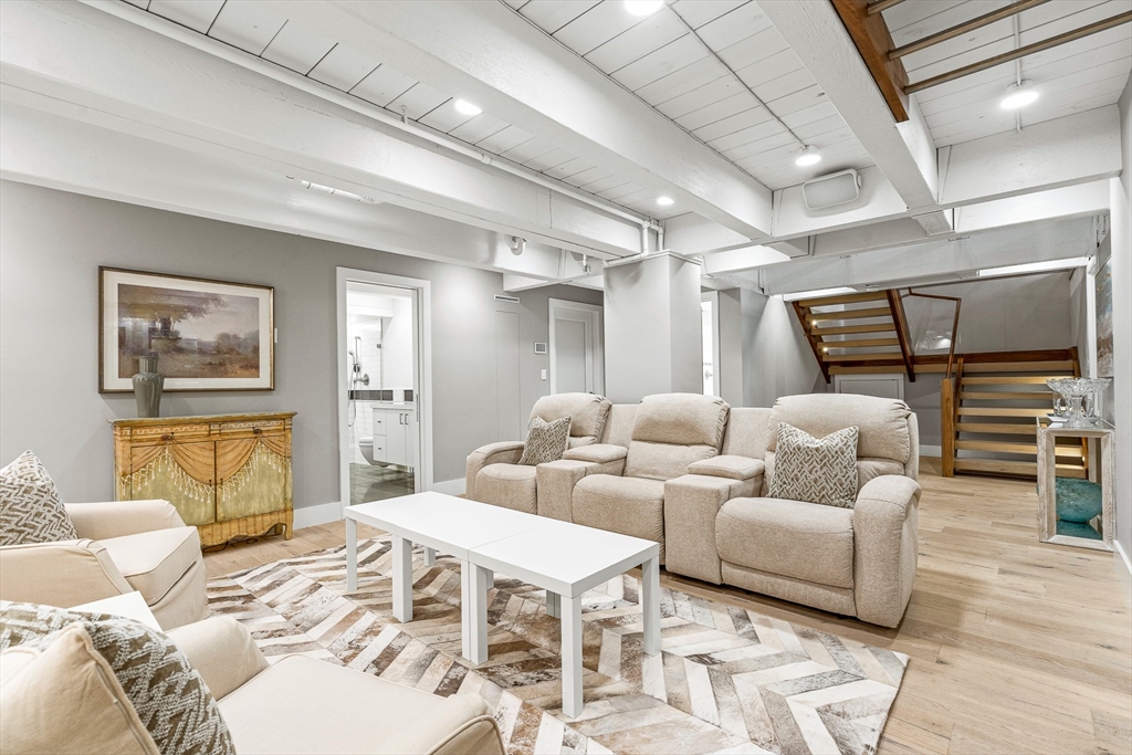 343 Commercial St # 114