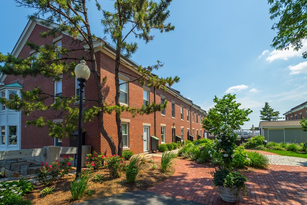 343 Commercial St # 114