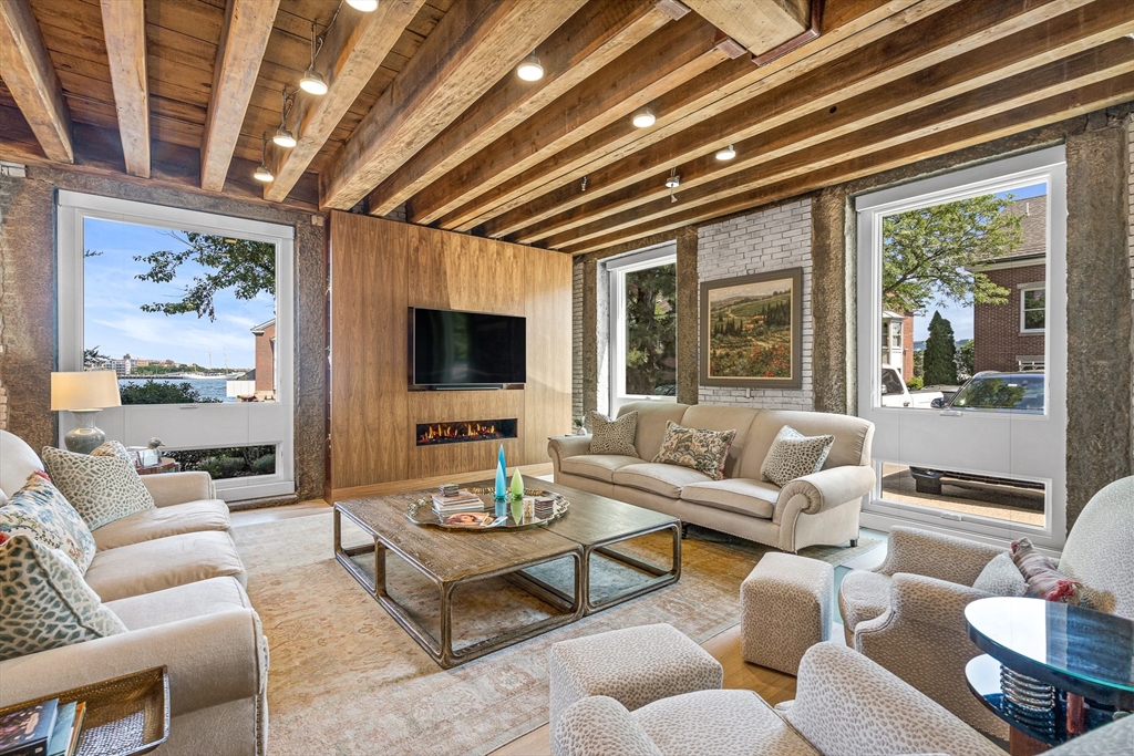 343 Commercial St # 114