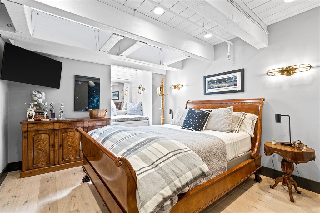 343 Commercial St # 114