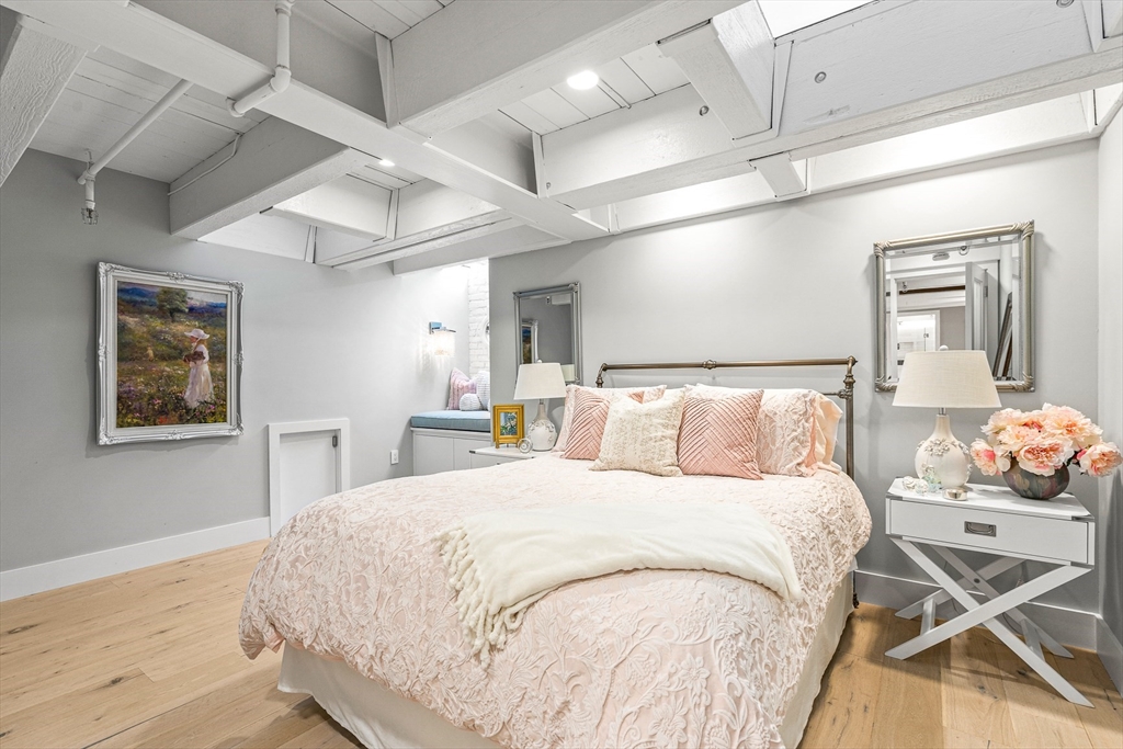 343 Commercial St # 114