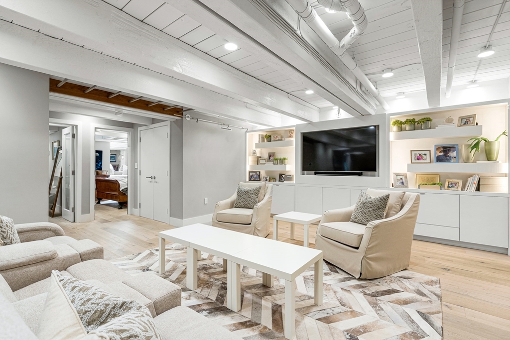 343 Commercial St # 114