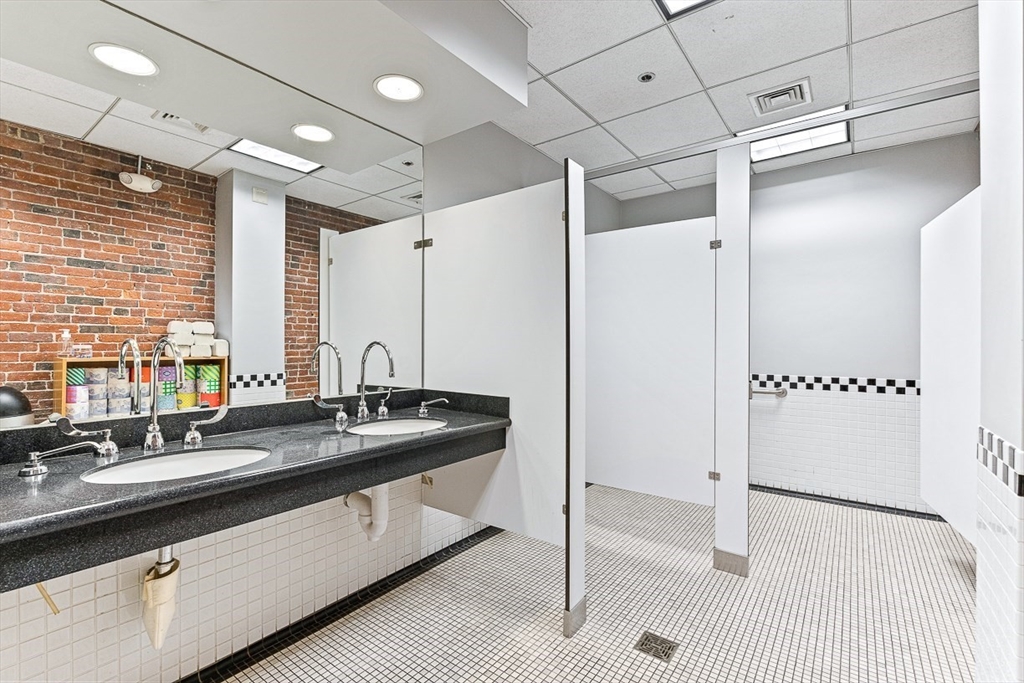 28 Atlantic Ave., Bays 135-138