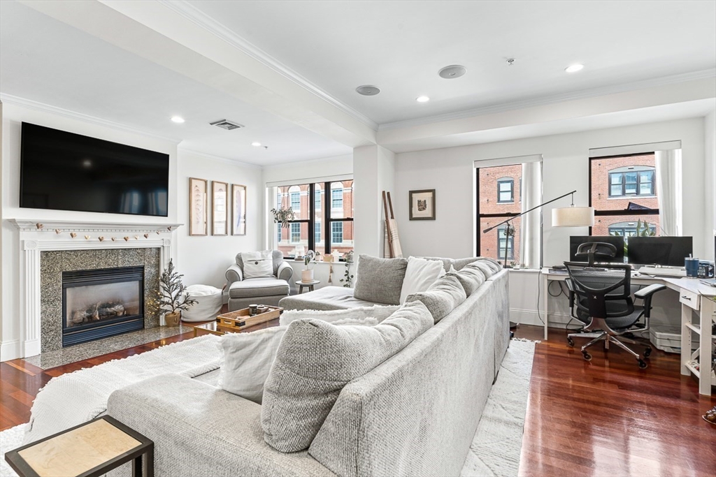 440 Commercial St # 402