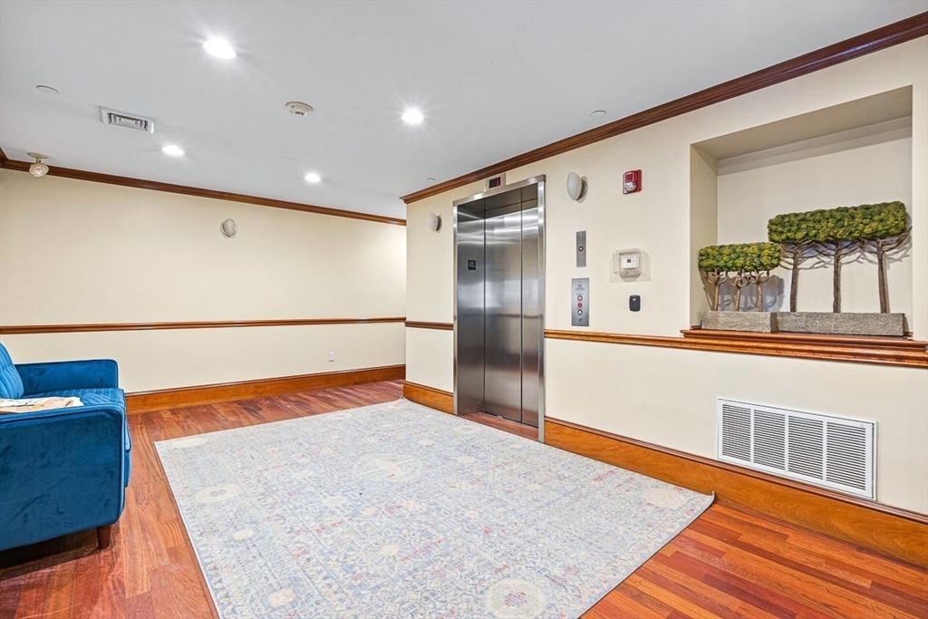 440 Commercial St # 402