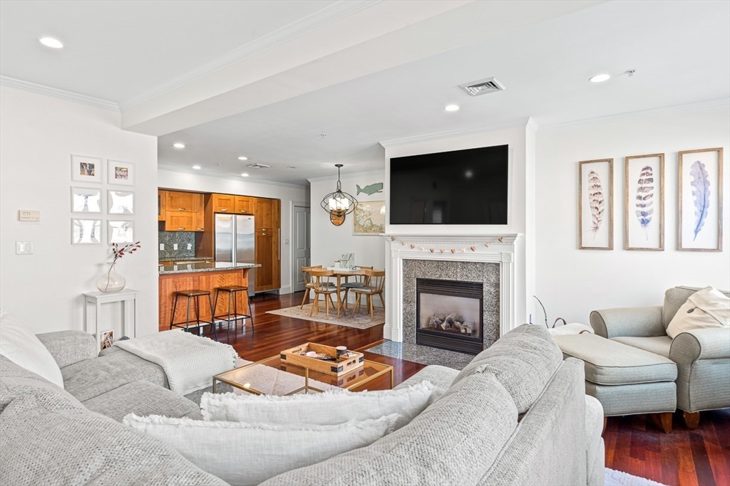440 Commercial St # 402