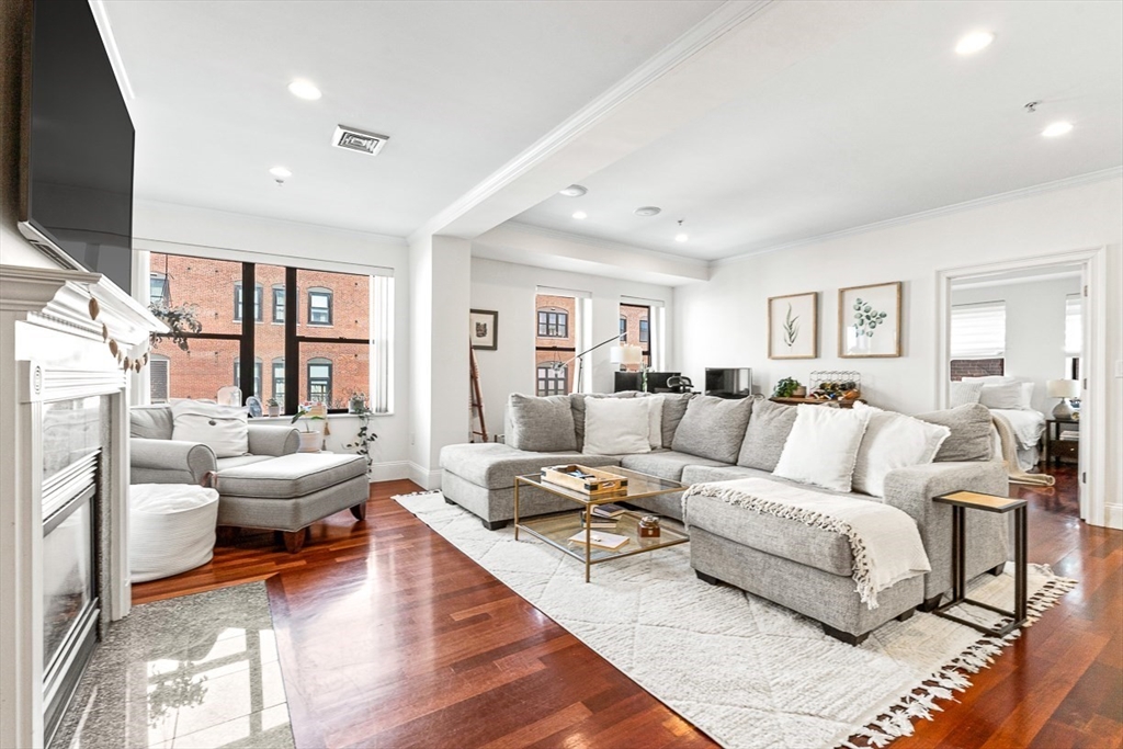440 Commercial St # 402